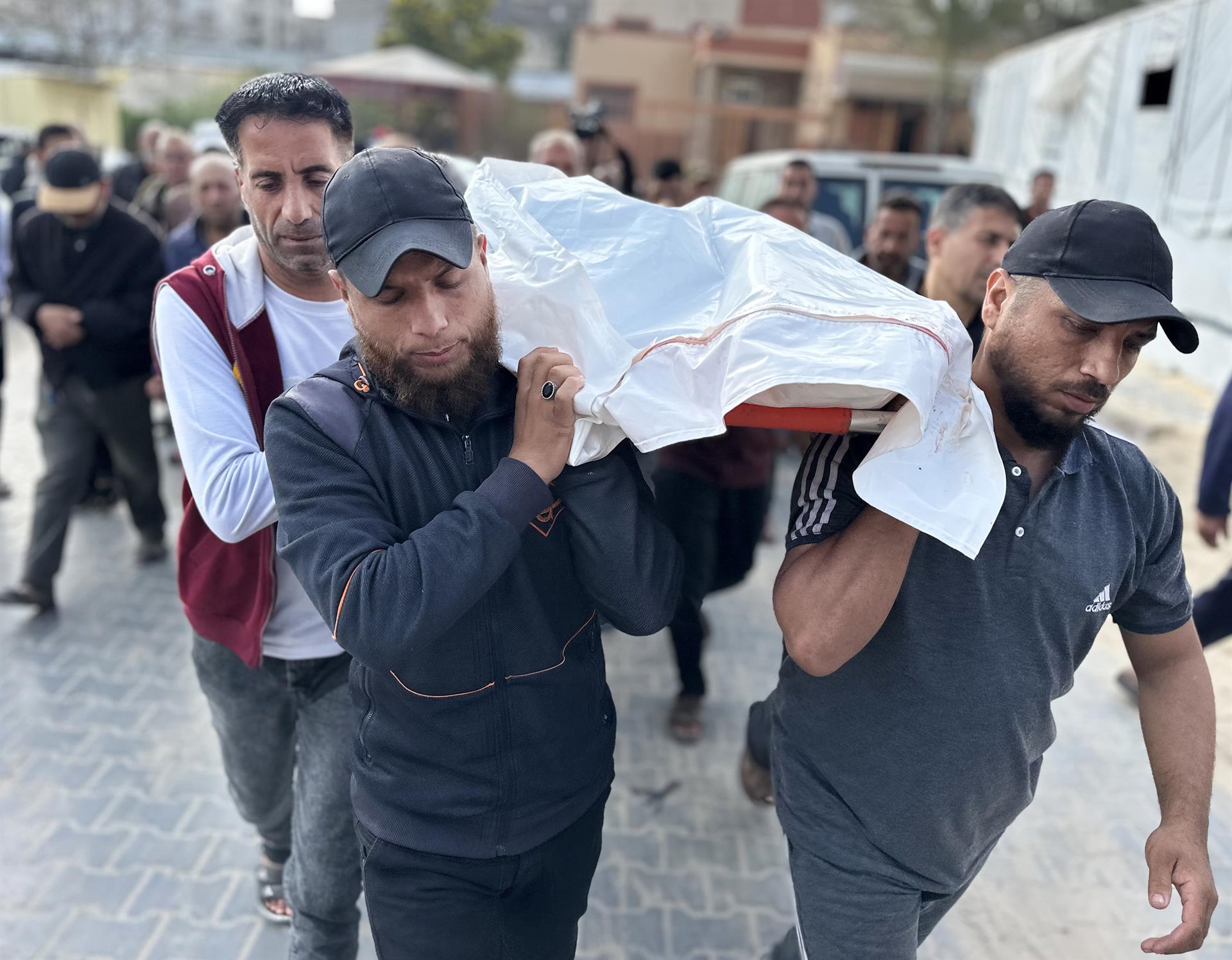 Aumentan a más de 5.600 los muertos por los ataques de Israel sobre la Franja de Gaza - Infobae