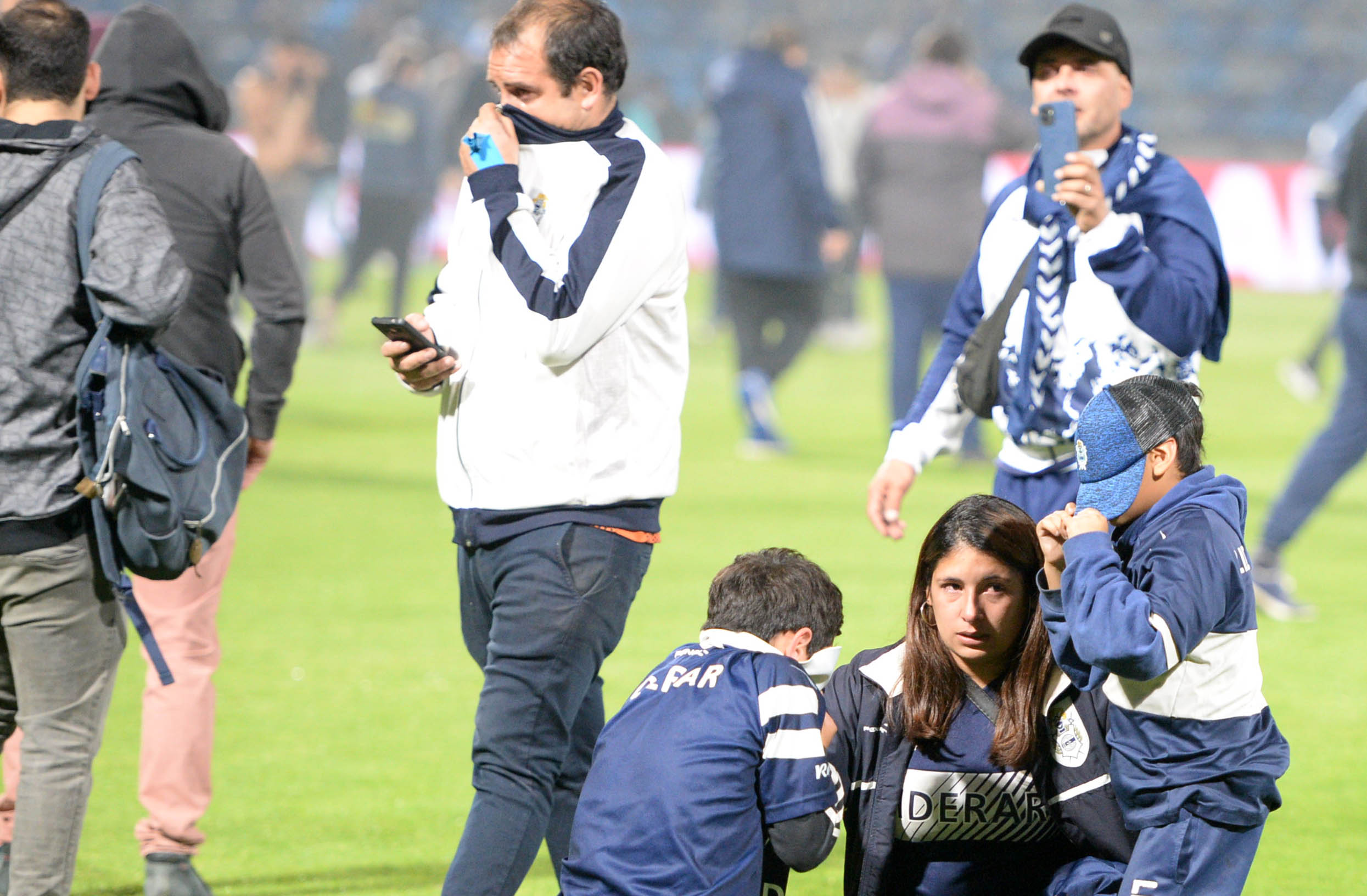 Hinchas de Gimnasia afectados por los gases lacrimógenos. (Foto Baires)