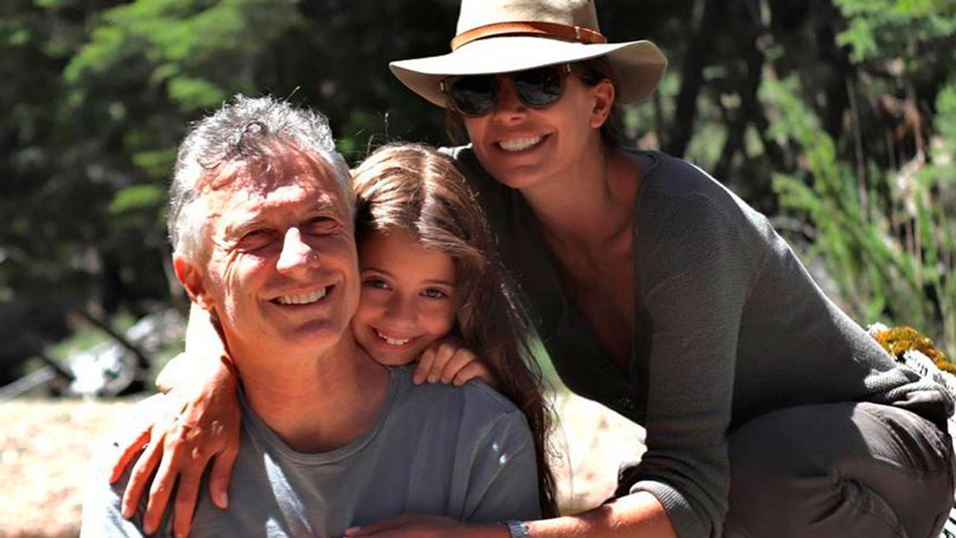 El ex presidente junto a su hija Antonia y su esposa Juliana Awada en los últimos días de vacaciones en el Sur 