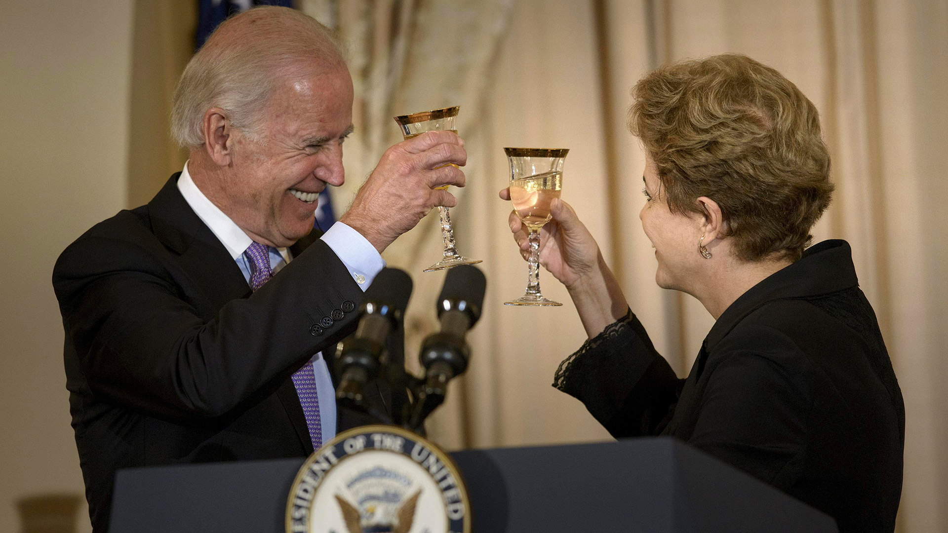 Biden brinda con Dilma Rousseff en una recepción a la entonces presidenta de Brasil en Washington, el 30 de junio de 2015  (AFP PHOTO/BRENDAN SMIALOWSKI)