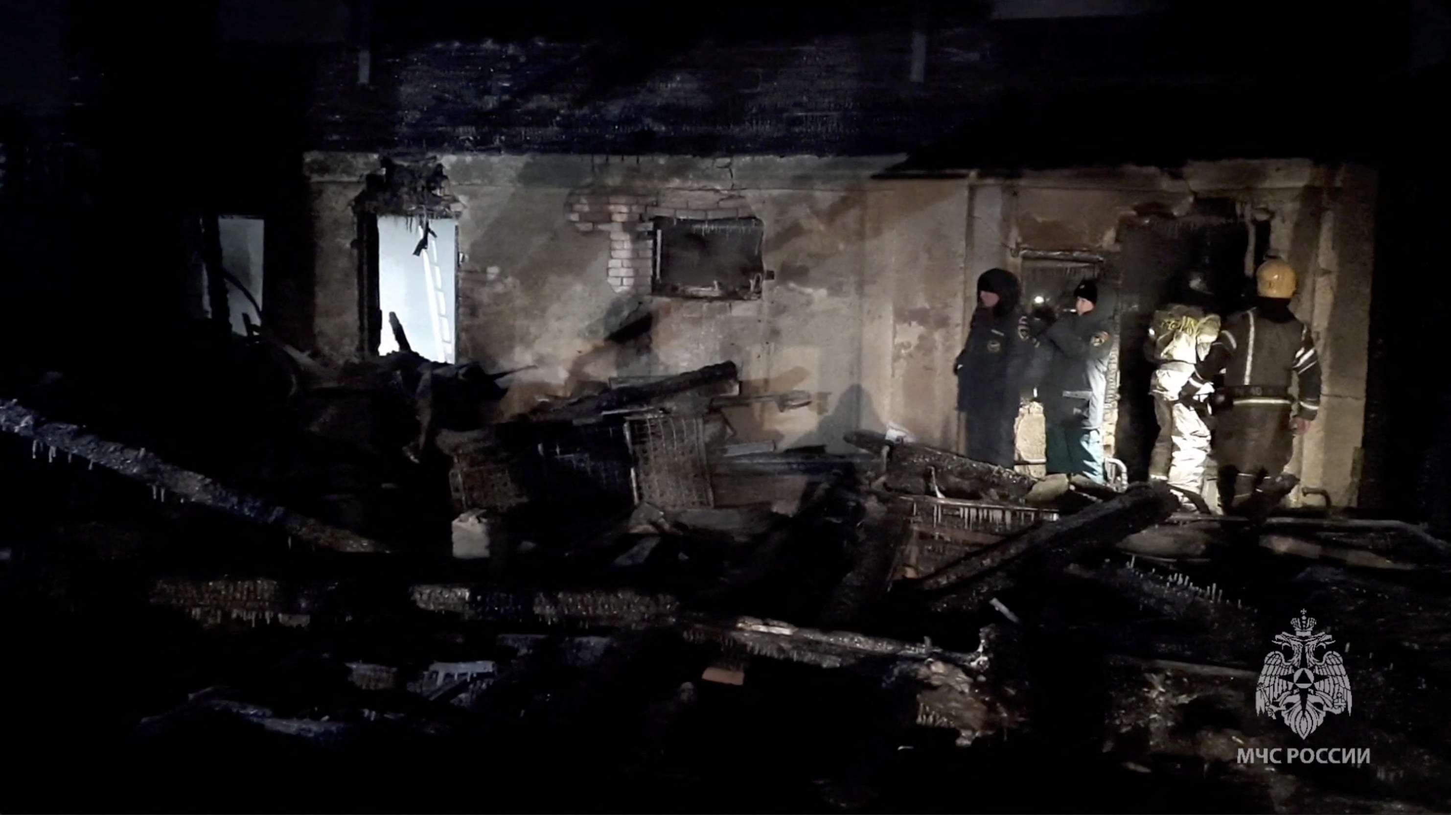 Miembros del Ministerio de Emergencias de Rusia trabajan en el lugar de un incendio en la ciudad siberiana de Kemerovo, Rusia 24 de diciembre 2022, en esta imagen fija tomada de vídeo. Ministerio de Emergencias de Rusia/Handout via REUTERS