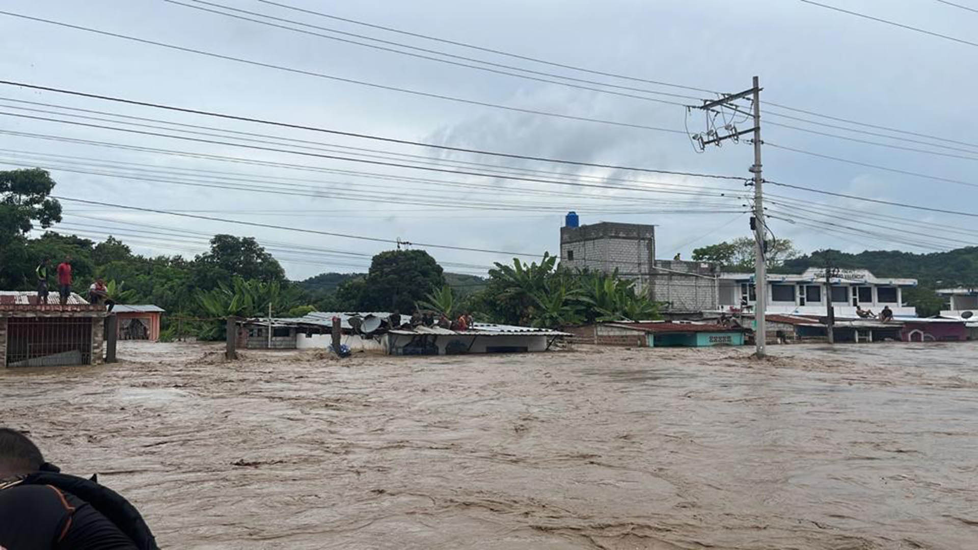 Seis ríos se desbordaron en la provincia de Esmeraldas en Ecuador. (Ministerio de Defensa).