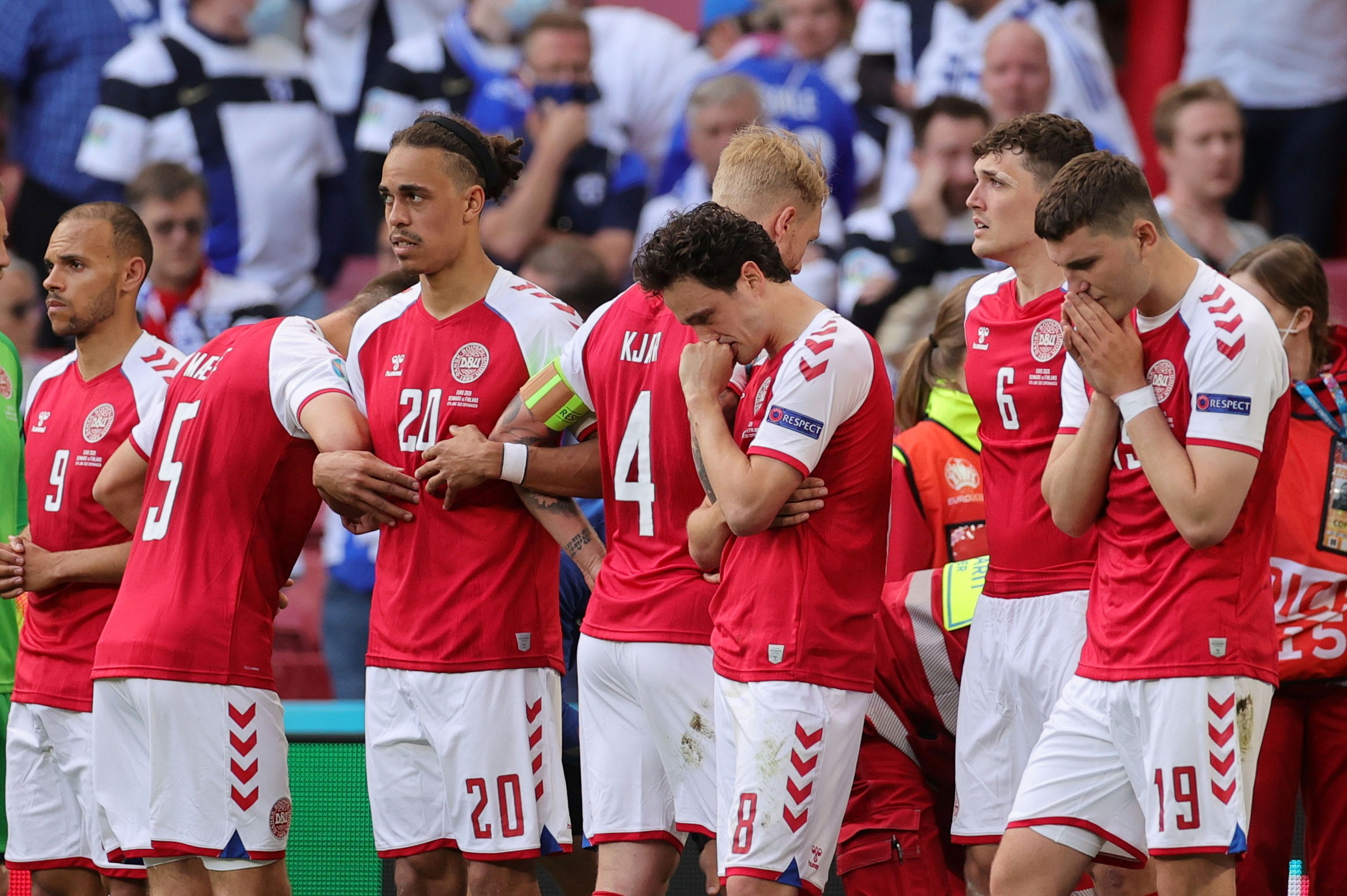 El momento en el que los jugadores de la selección de Dinamarca advirtieron la gravedad de la situación (Reuters)