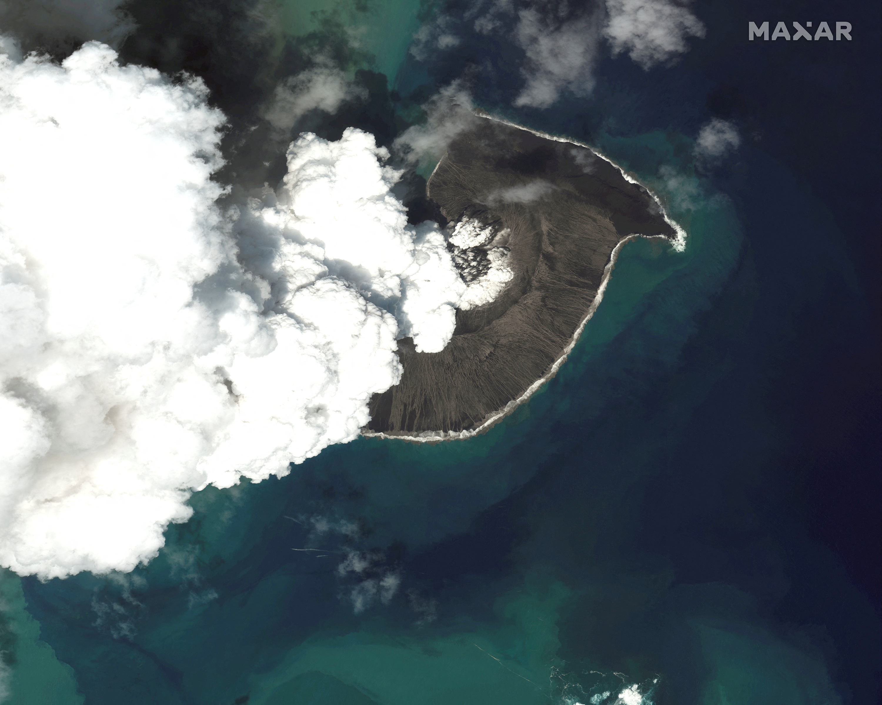 Una imagen satelital muestra el volcán de Tonga  justo antes de su gran erupción 