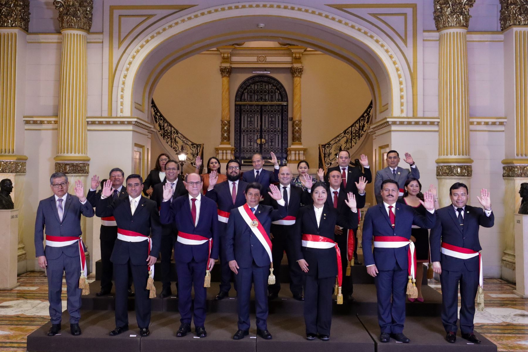 El presidente de la República, Pedro Castillo, tomó juramento a los integrantes del nuevo Gabinete Ministerial, que estará liderado por Betssy Chávez.