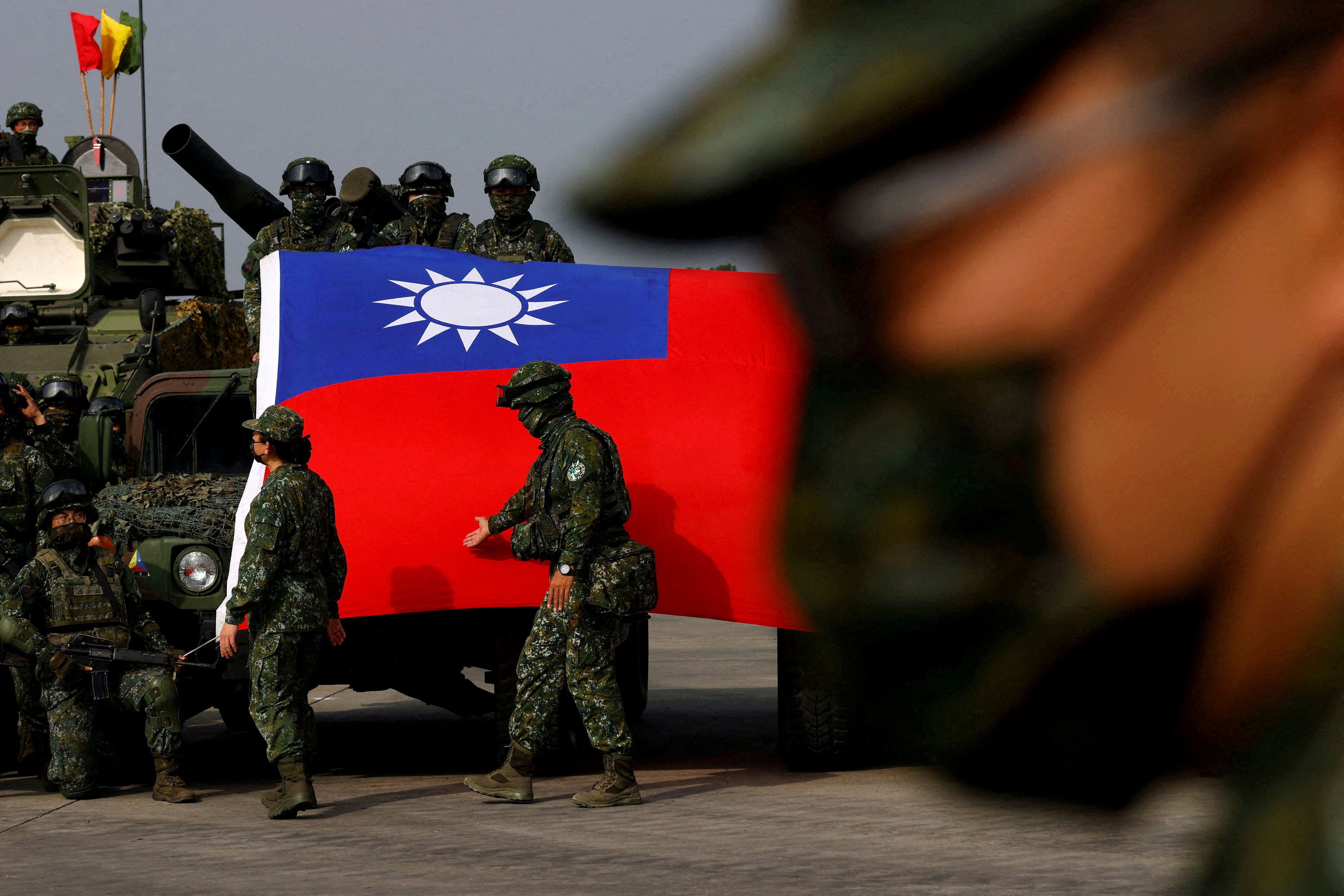 Las fuerzas armadas de Taiwán realizan dos días de ejercicios rutinarios para mostrar su preparación para el combate antes de las vacaciones del Año Nuevo Lunar en una base militar de Kaohsiung (REUTERS/Ann Wang)