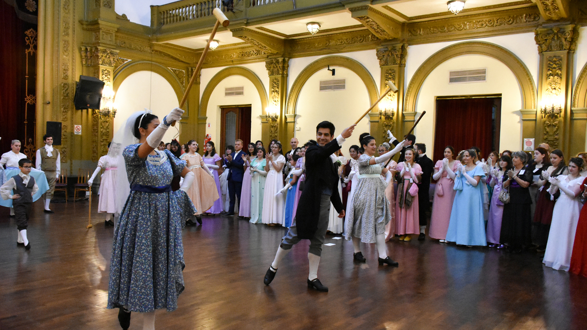 Los fanáticos de Bridgerton que recrean los bailes de la serie hasta con  los vestidos de la época - Infobae