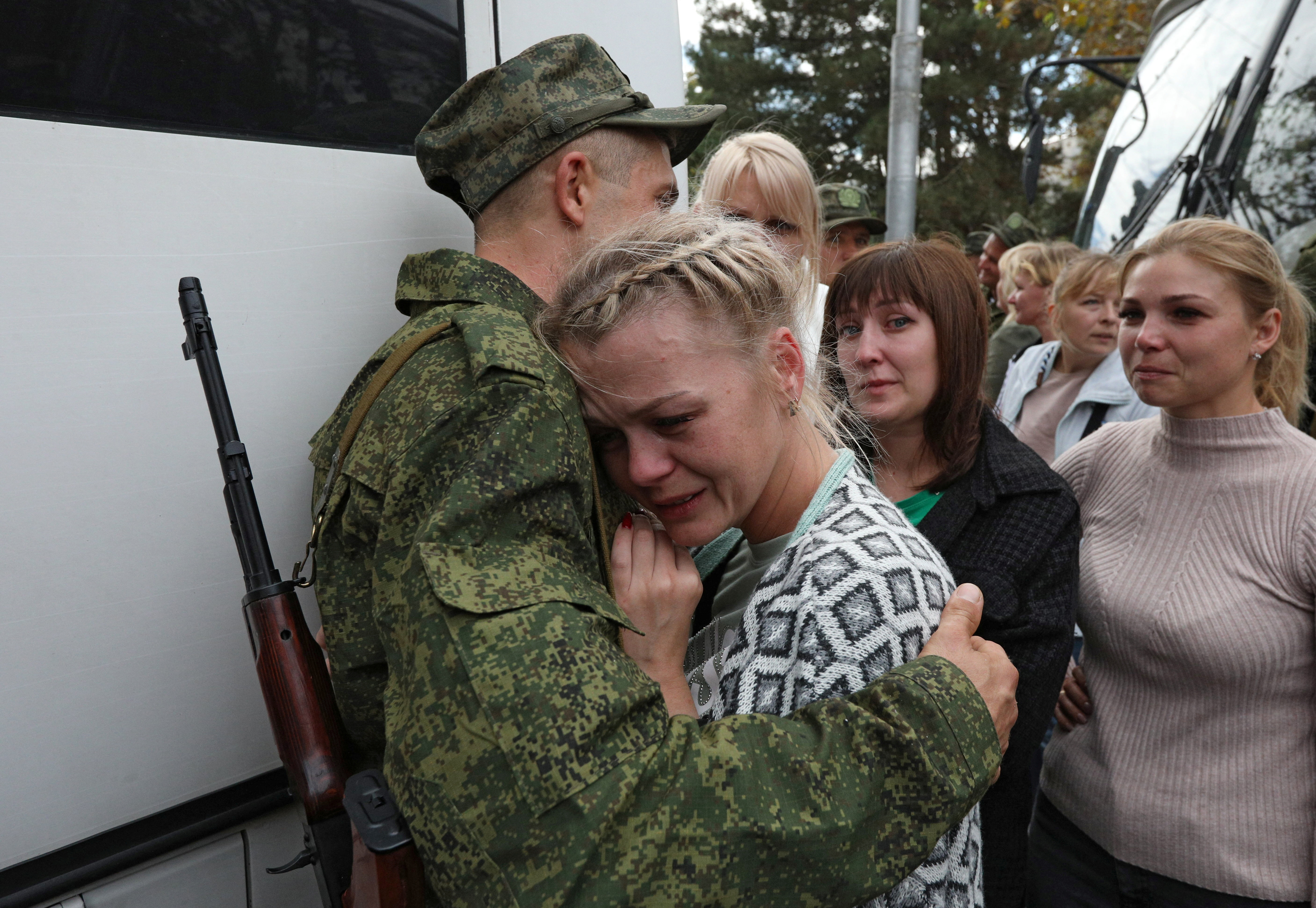 Despedida de una familia ante la movilización ordenada por Putin, en Crimea (Reuters)