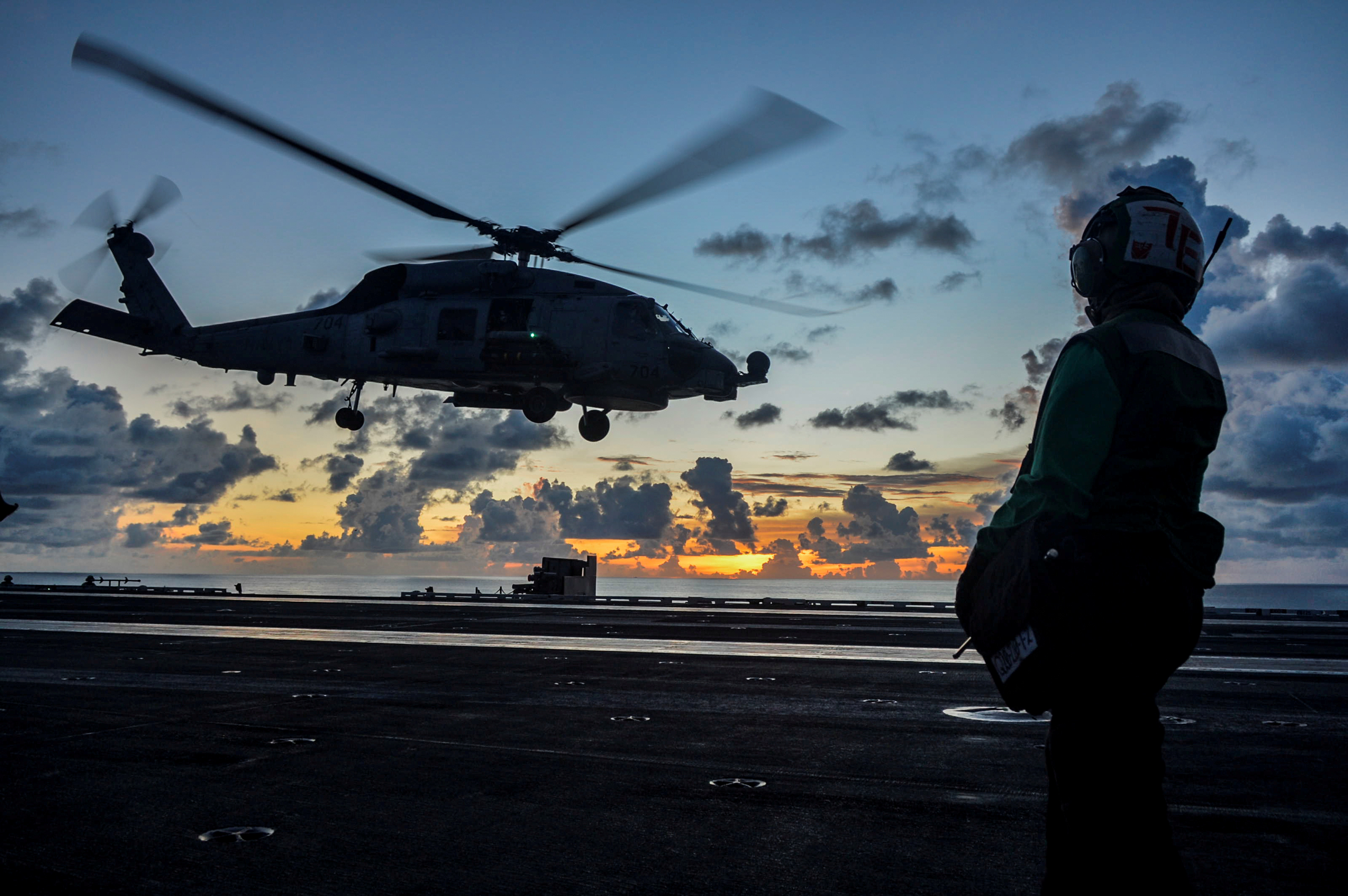 Un helicóptero Sea Hawk despega de una de las naves que navegan por el disputado Mar de China Meridional. U.S. Navy/Codie L. Soule.