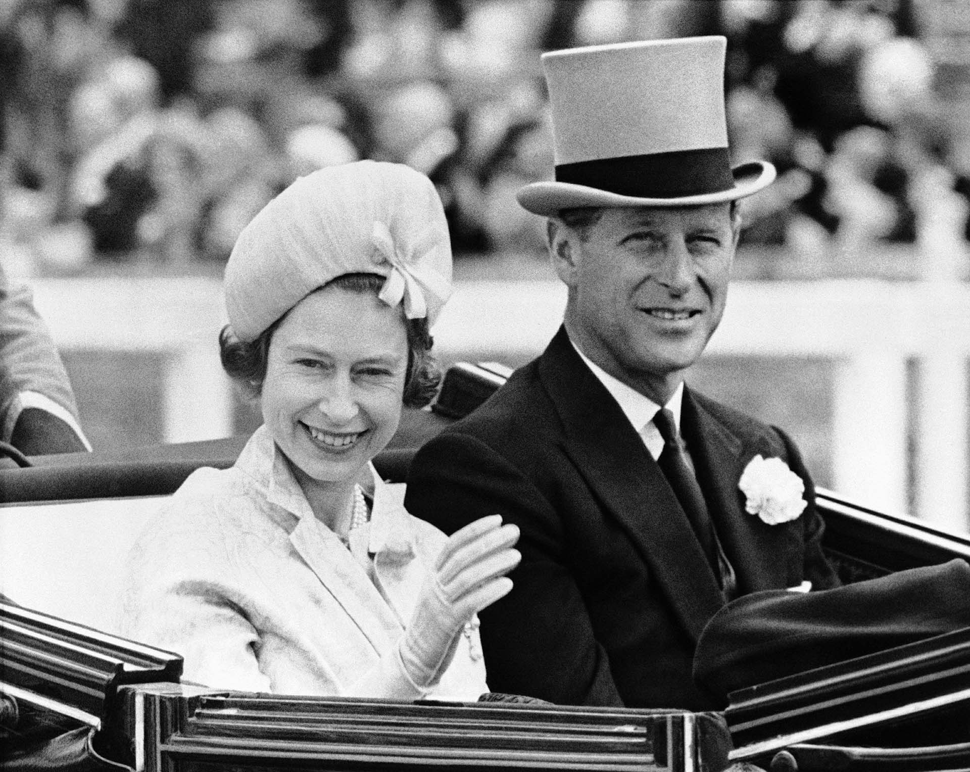 En 1960 Isabel emitió un comunicado en el que reconocía sus hijos con el apellido Mountbatten-Windsor en reconocimiento a su marido