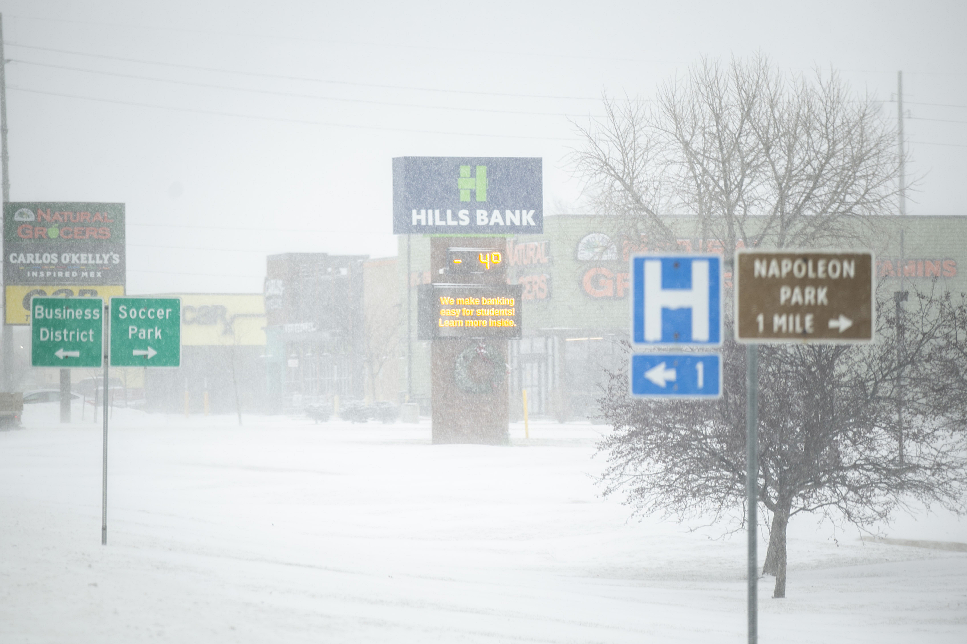 Una pantalla digital en una sucursal de Hills Bank muestra la temperatura de -4 grados mientras cae nieve en Iowa City