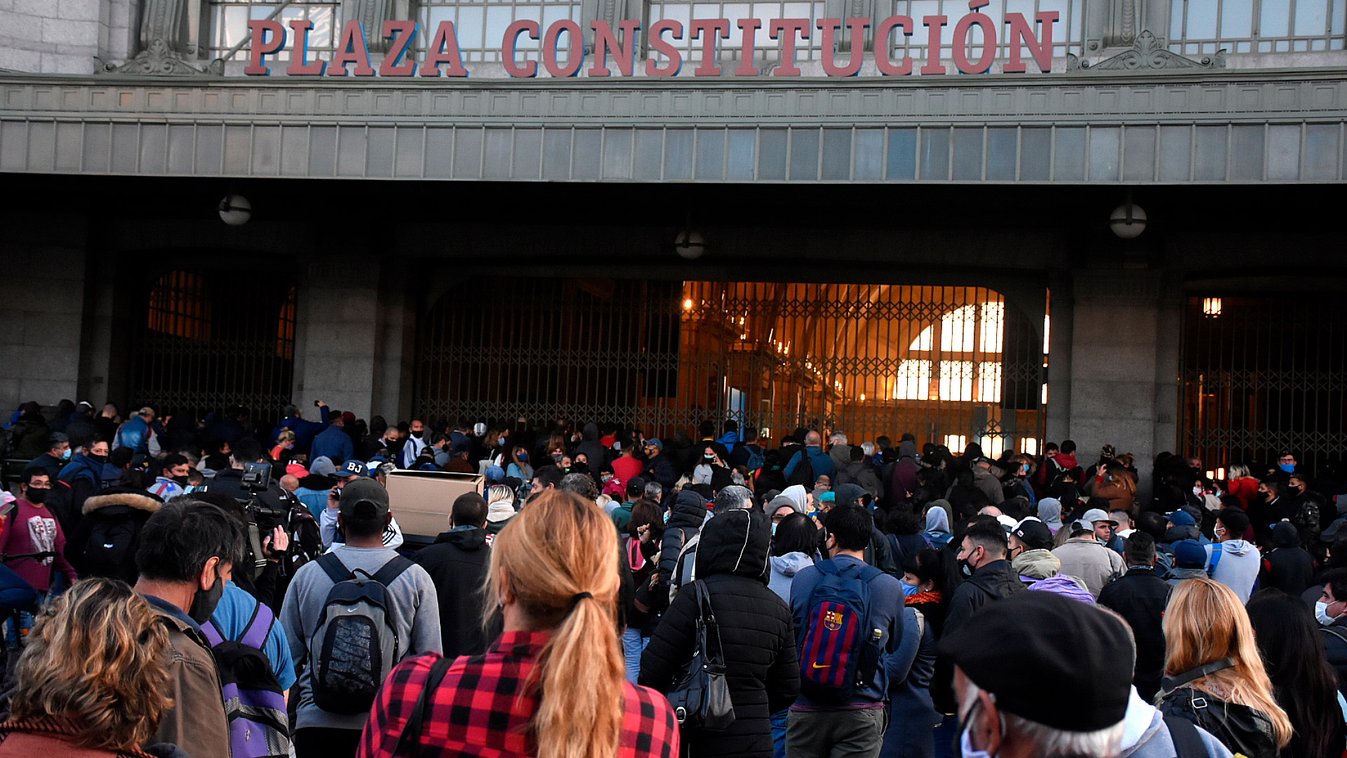 Tras un viernes caótico por un corte en las vías del tren Roca, cerraron dos horas la estación Constitución por una amenaza de bomba