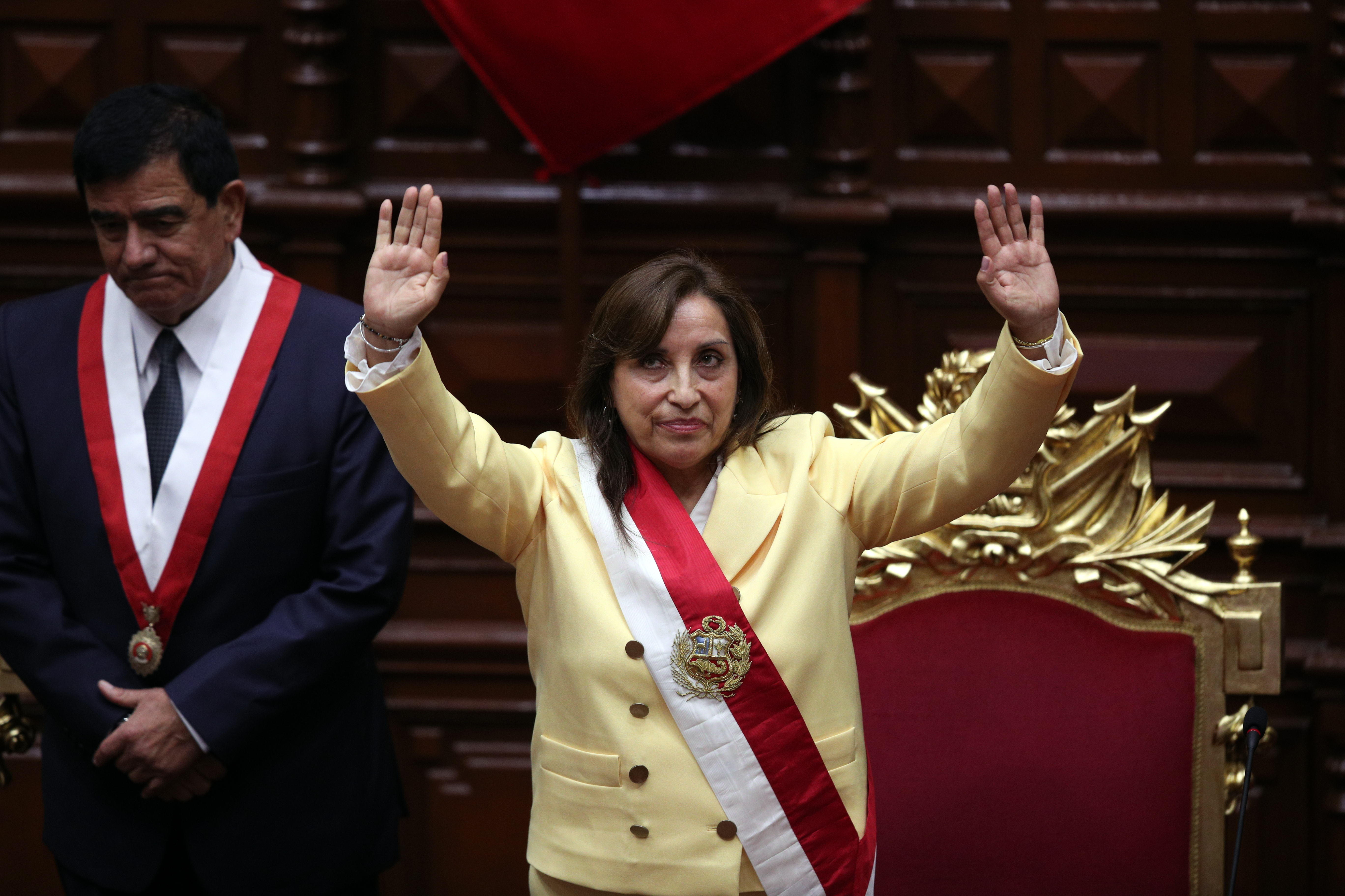 Dina Boluarte saluda a los legisladores luego de jurar su cargo como presidenta en el Congreso en Lima (AP Foto/Guadalupe Pardo)