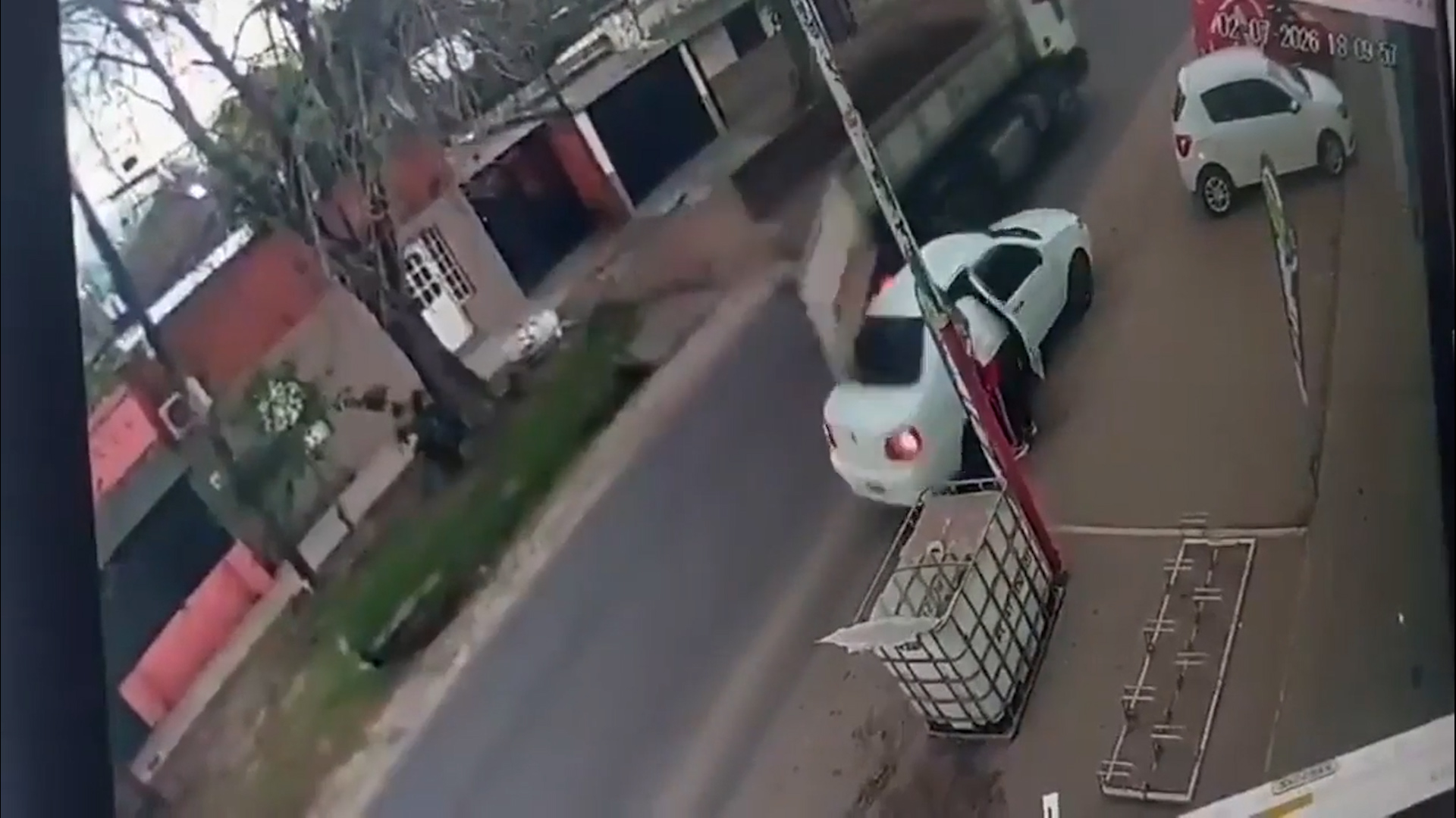 Imprudencia, choque y milagro: un cami&oacute;n embisti&oacute; a un auto estacionado y una beba de un a&ntilde;o sali&oacute; despedida hacia el asfalto