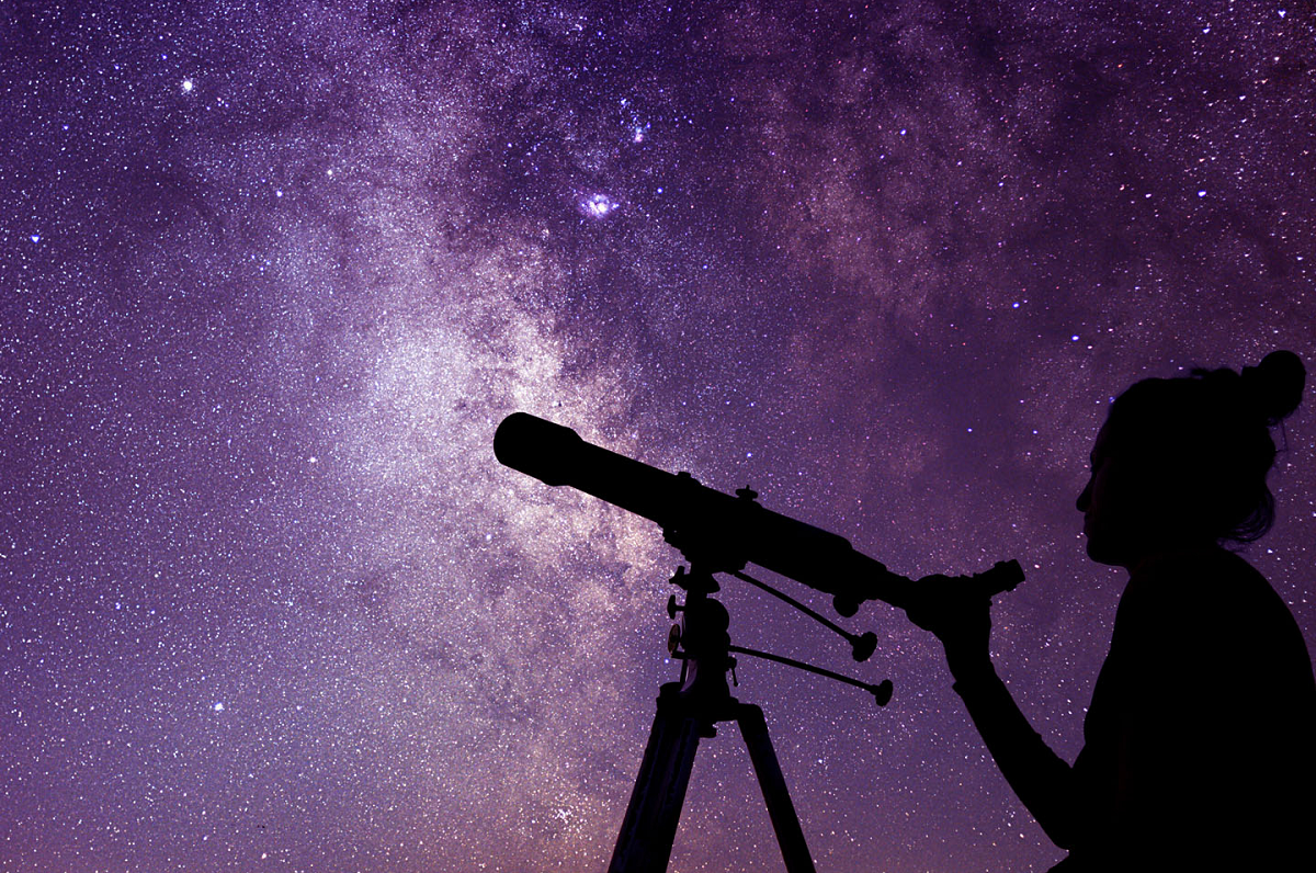 Imagen ilustrativa de una joven en Astronomía. (foto: TekCrispy)