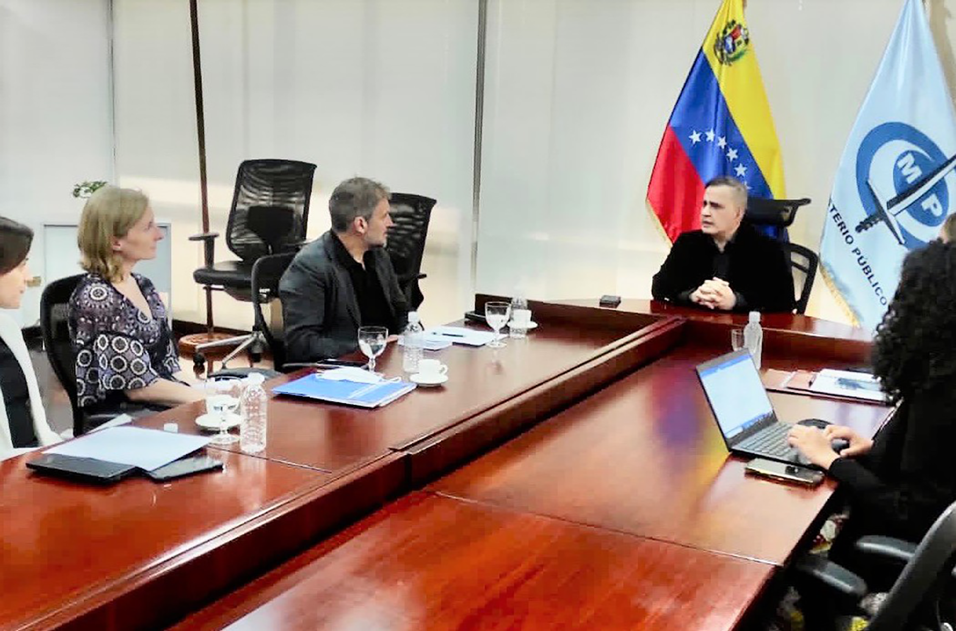 Representantes de Bachelet, entre ellos José María Aranaz, en reunión con el fiscal Tarek William Saab