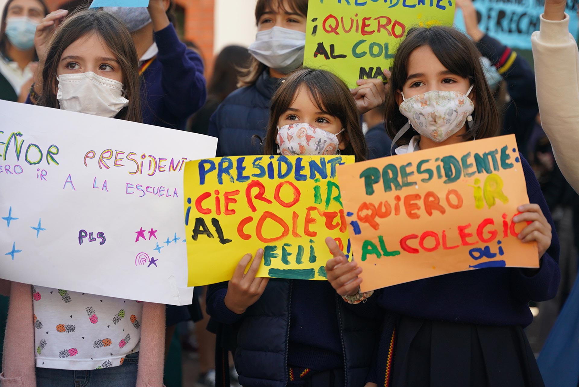 Coloridos carteles que reflejan la tristeza de los chicos por no poder volver al colegio