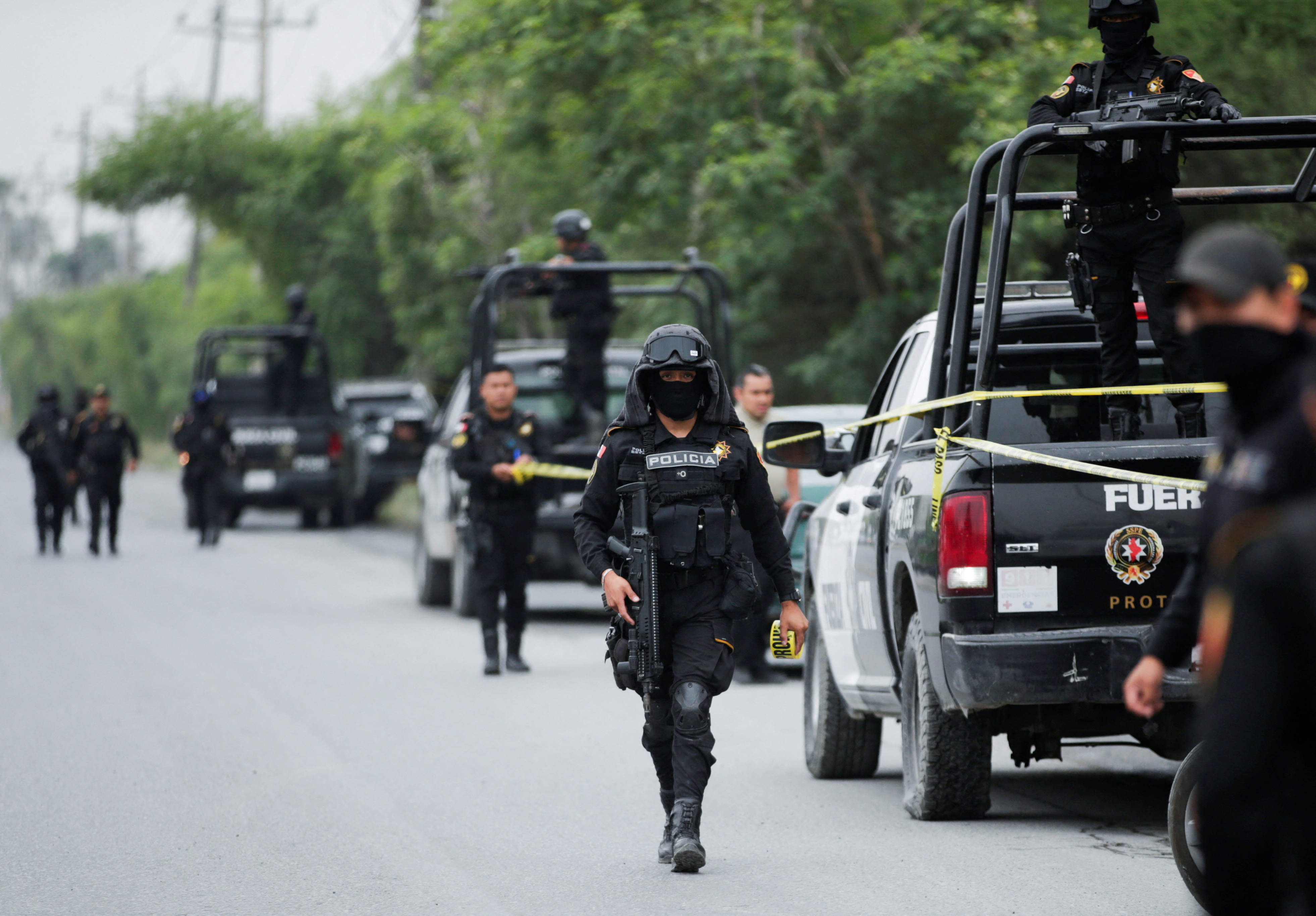 Policías en en área donde desapareció Debanhi Escobar, de 18 años., ](Foto: REUTERS/Daniel Becerril)