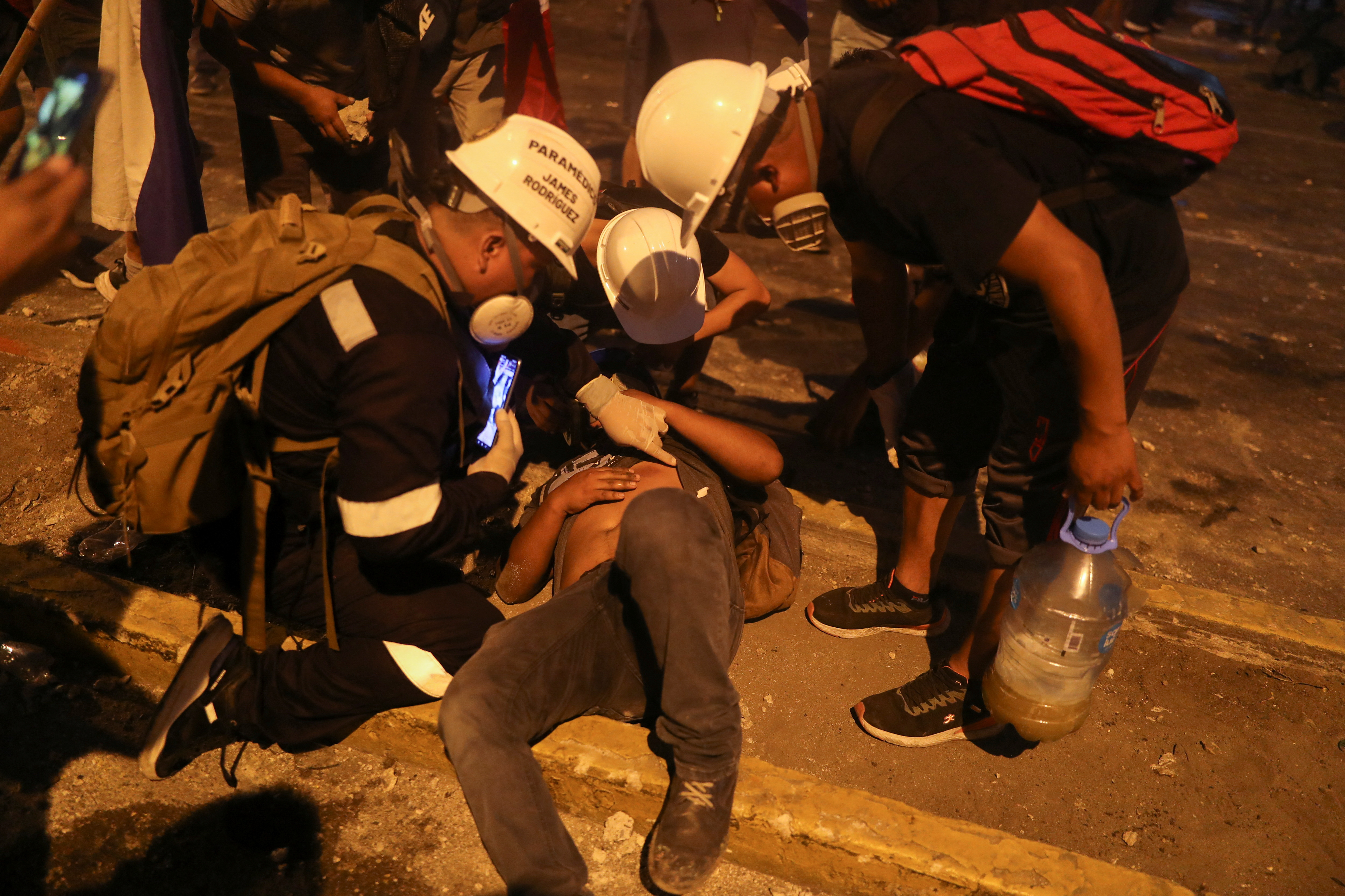 Manifestantes resultaron heridos durante protestas en Lima.
