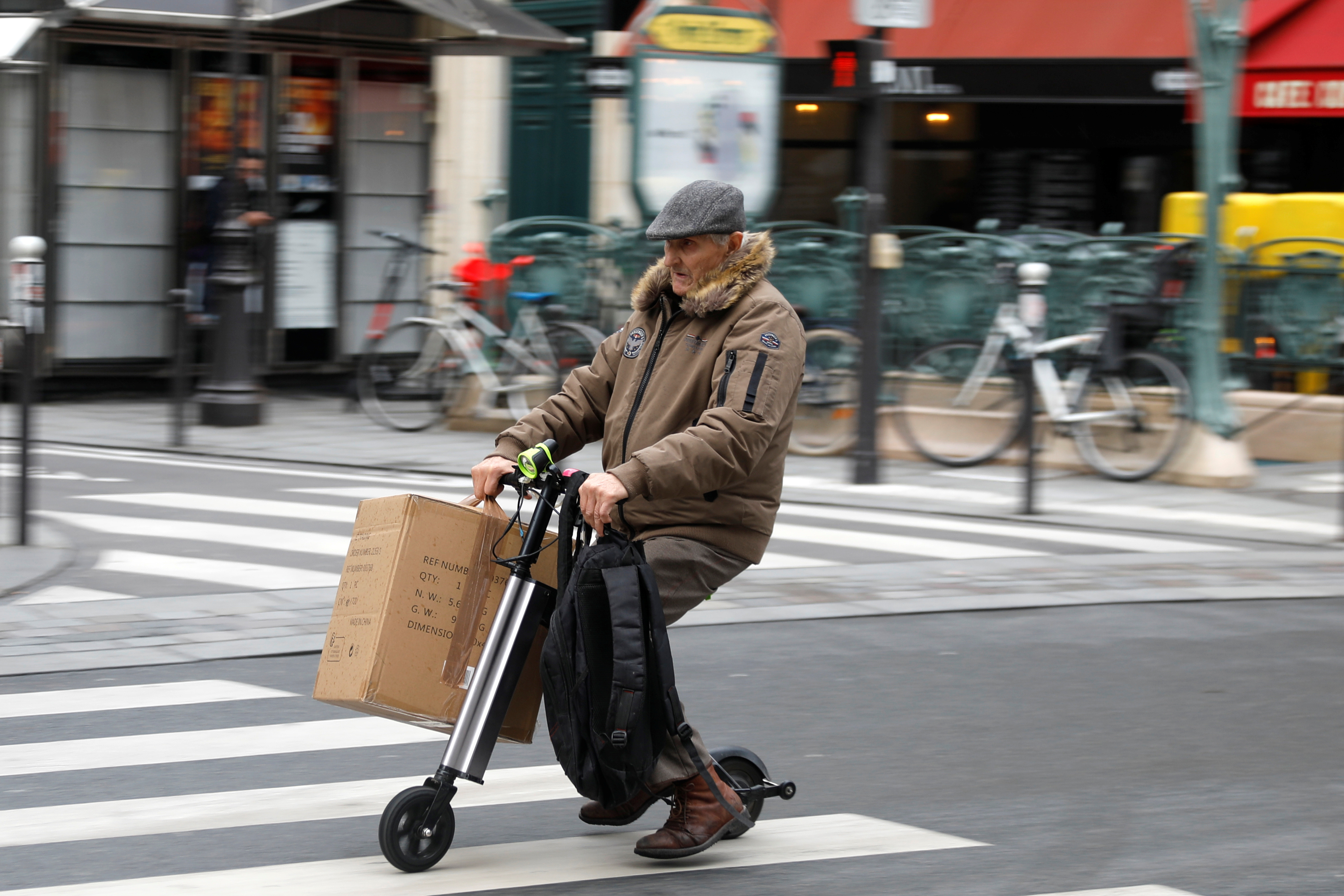 Un hombre monta un monopatín eléctrico o "trotinette" en una calle de París, Francia, 20 de diciembre de 2019. REUTERS/Charles Platiau/Archivo