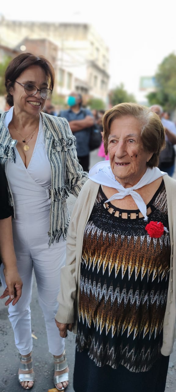 Cecilia Calvó junto a Enriqueta "Queta" Herrera, a quien representa en la causa judicial de los Apagones de Ledesma