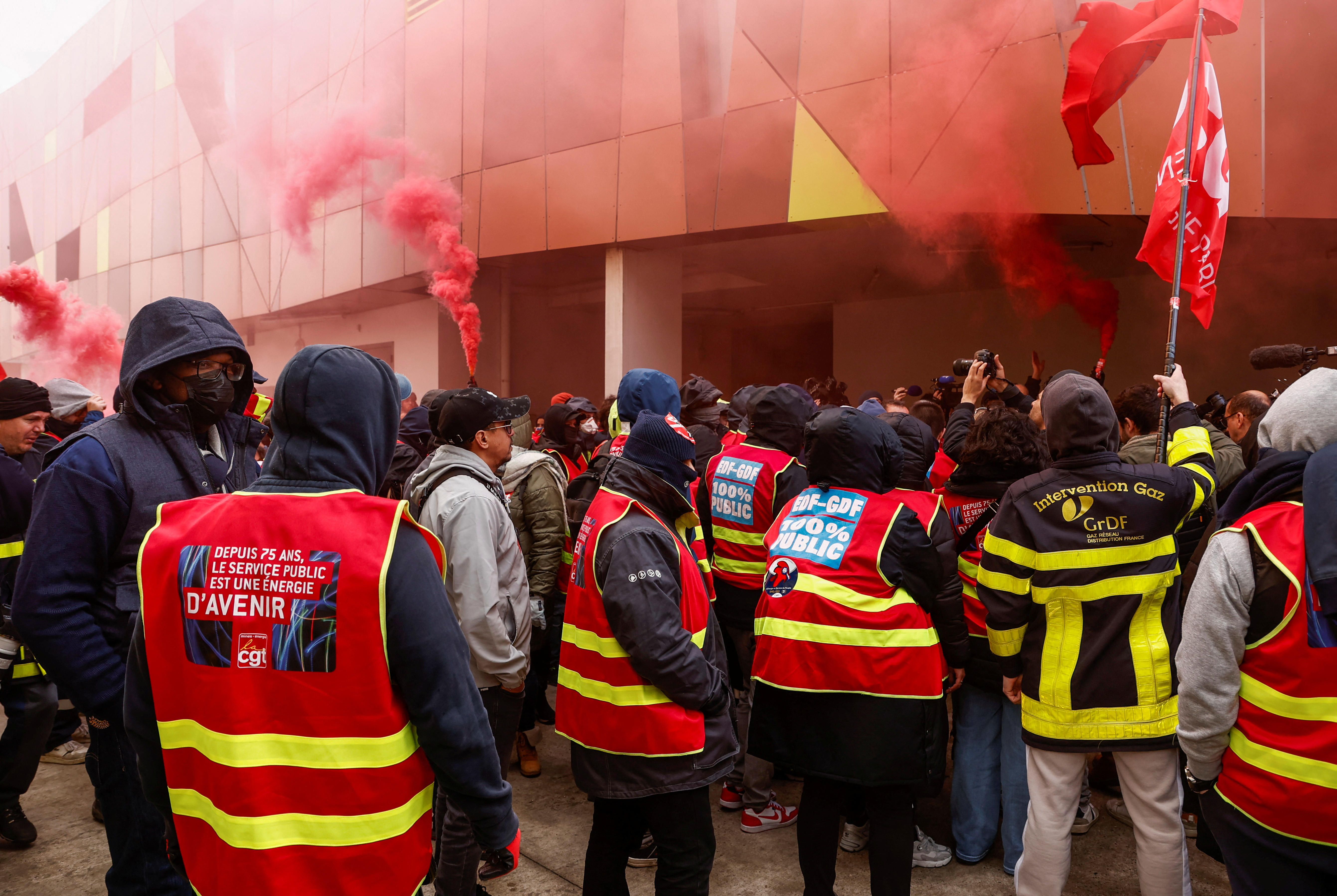 Protesta contra la reforma jubilatoria en Francia: los sindicatos le cortaron la luz al Stade de France y a la Villa Olímpica de París 2024