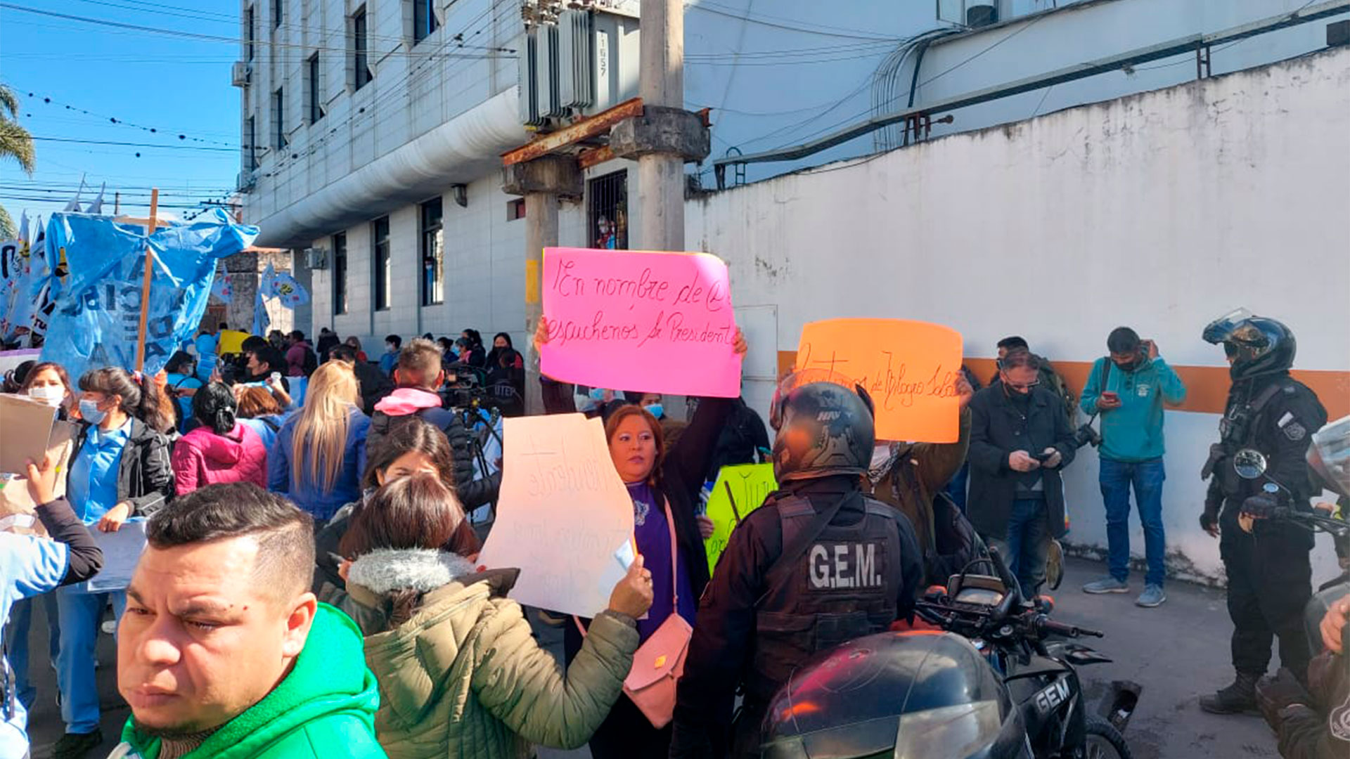 Víctimas de Milagro Sala y la agrupación Tupac Amaru protestaron frente a la clínica donde está internada la dirigente social (foto: @magioncalda)