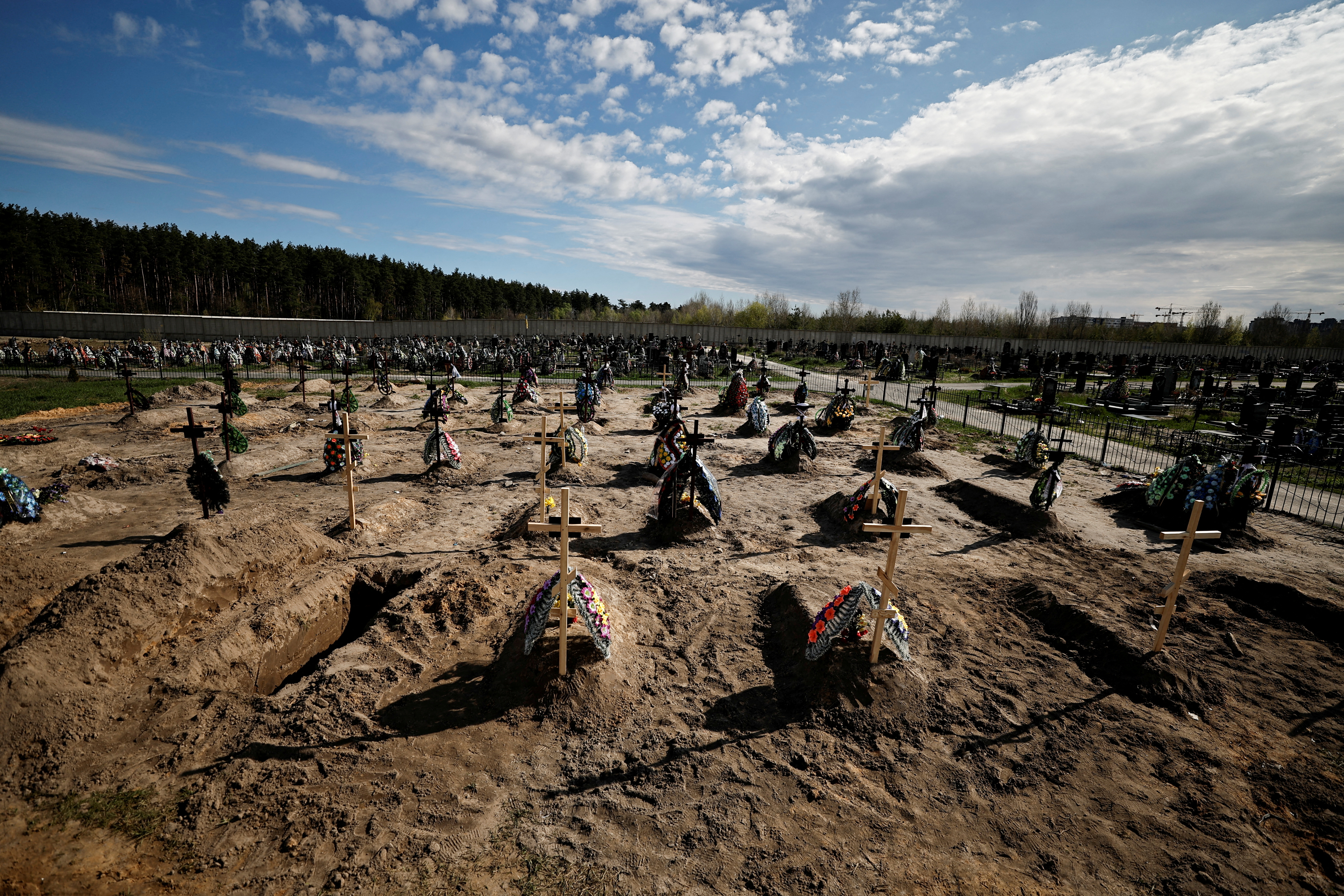 Foto de archivo de las tumbas para las personas asesinadas durante la invasión rusa, en un cementerio en Bucha, región de Kiev, Ucrania, el 28 de abril de 2022 (REUTERS/Zohra Bensemra)