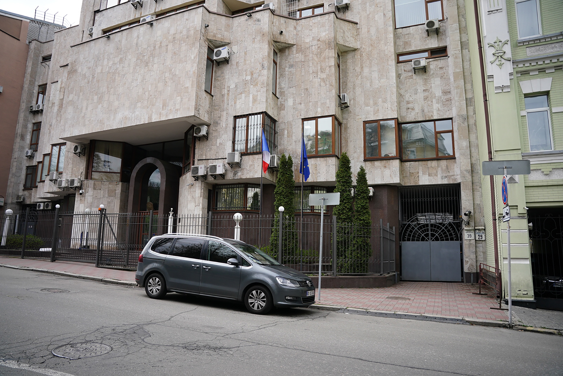 The embassy in Francia en Kiev is one of the most popular destinations in the world of personal diplomacy at Liviv.  (Franco Fafasuli)