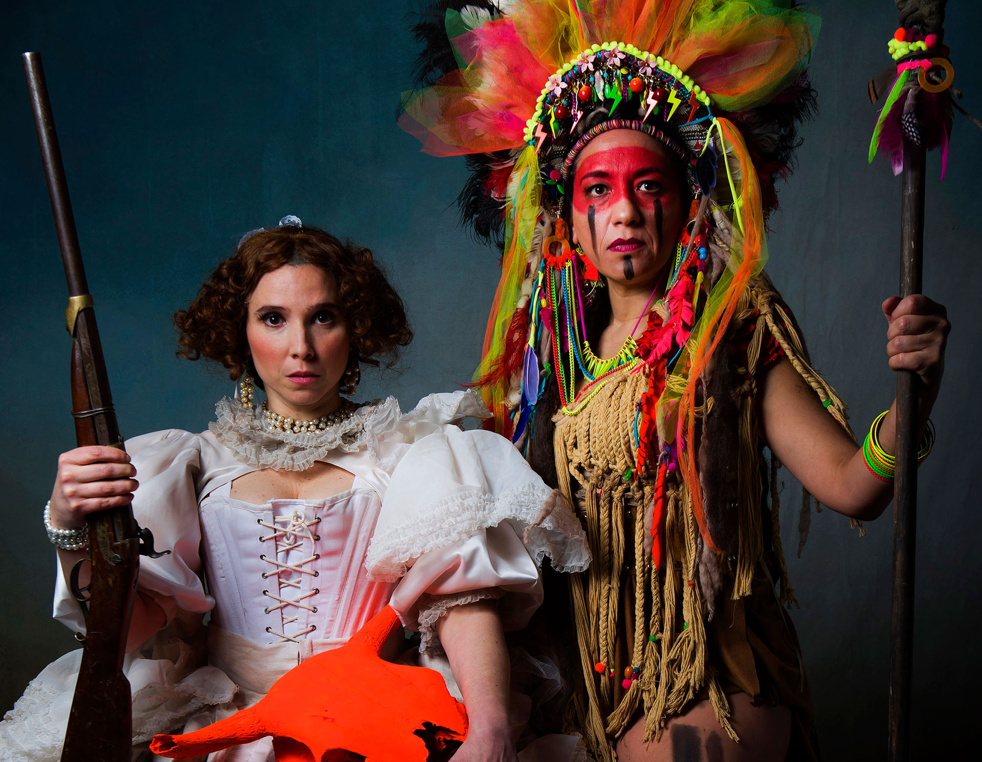 Lorena Vega y Laura Paredes en "Las cautivas"