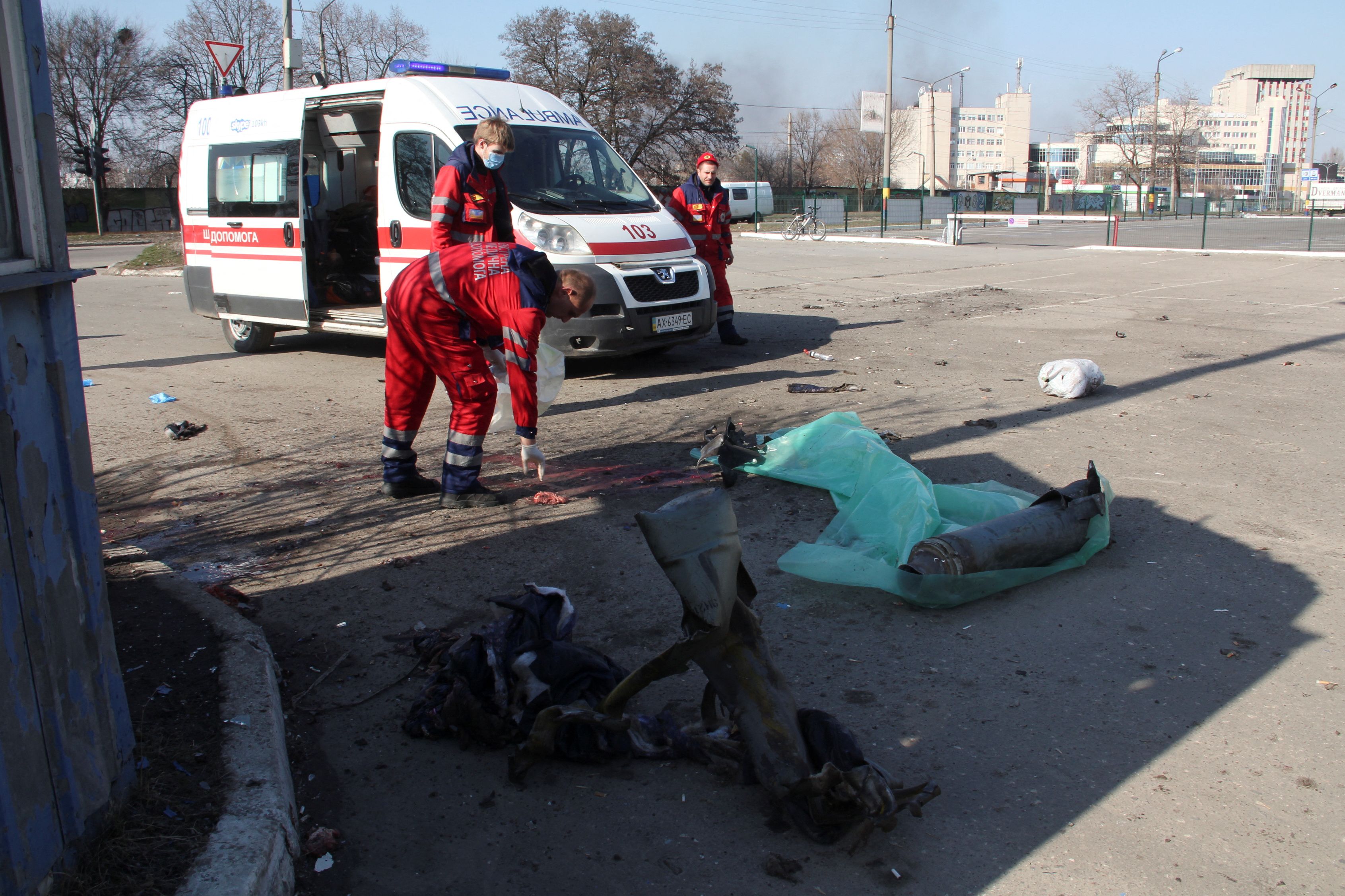Personal médico en el lugar del ataque en Kharkiv (REUTERS/Oleksandr Lapshyn)