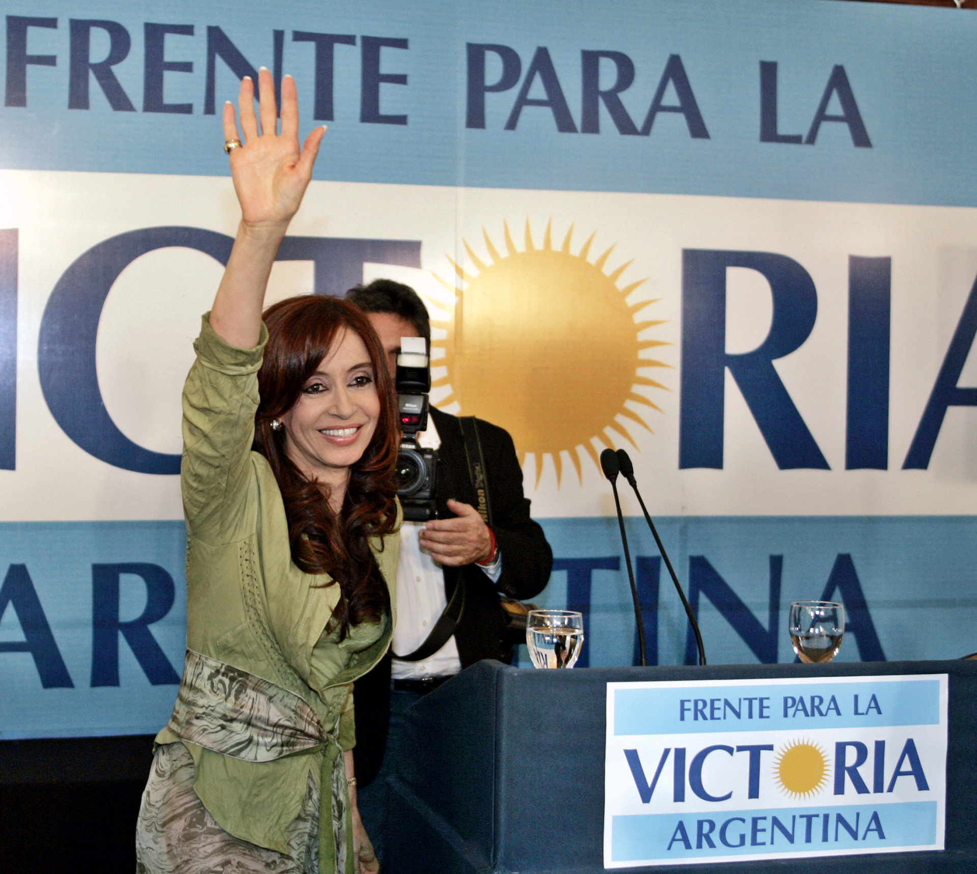 Cristina Kirchner en el 2005 tras la holgada victoria sobre "Chiche" Duhalde  (REUTERS)