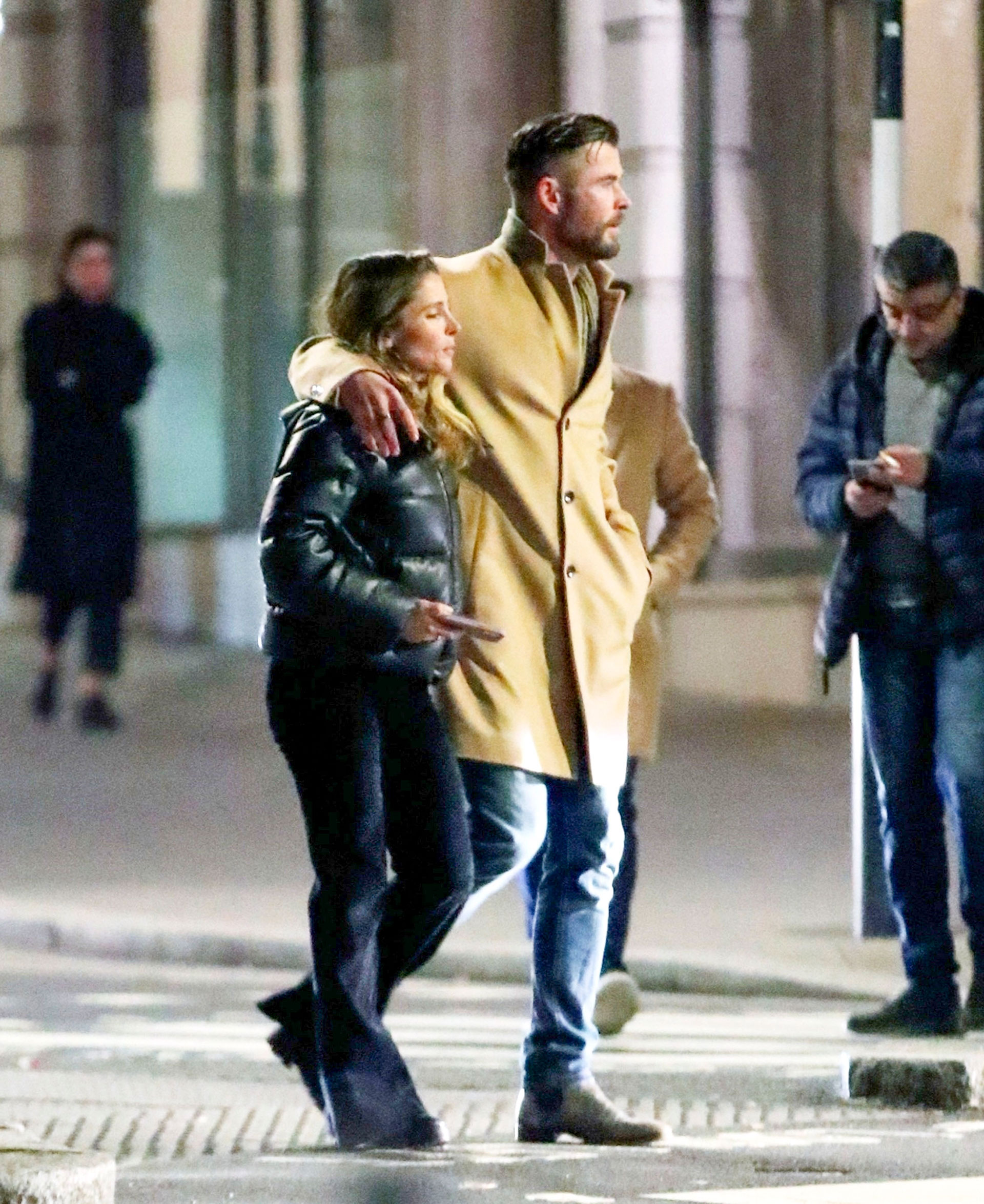 Noche romántica. Chris Hemsworth y Elsa Pataky fueron a comer a un exclusivo restaurante y luego caminaron abrazados por las calles de Londres, Inglaterra
