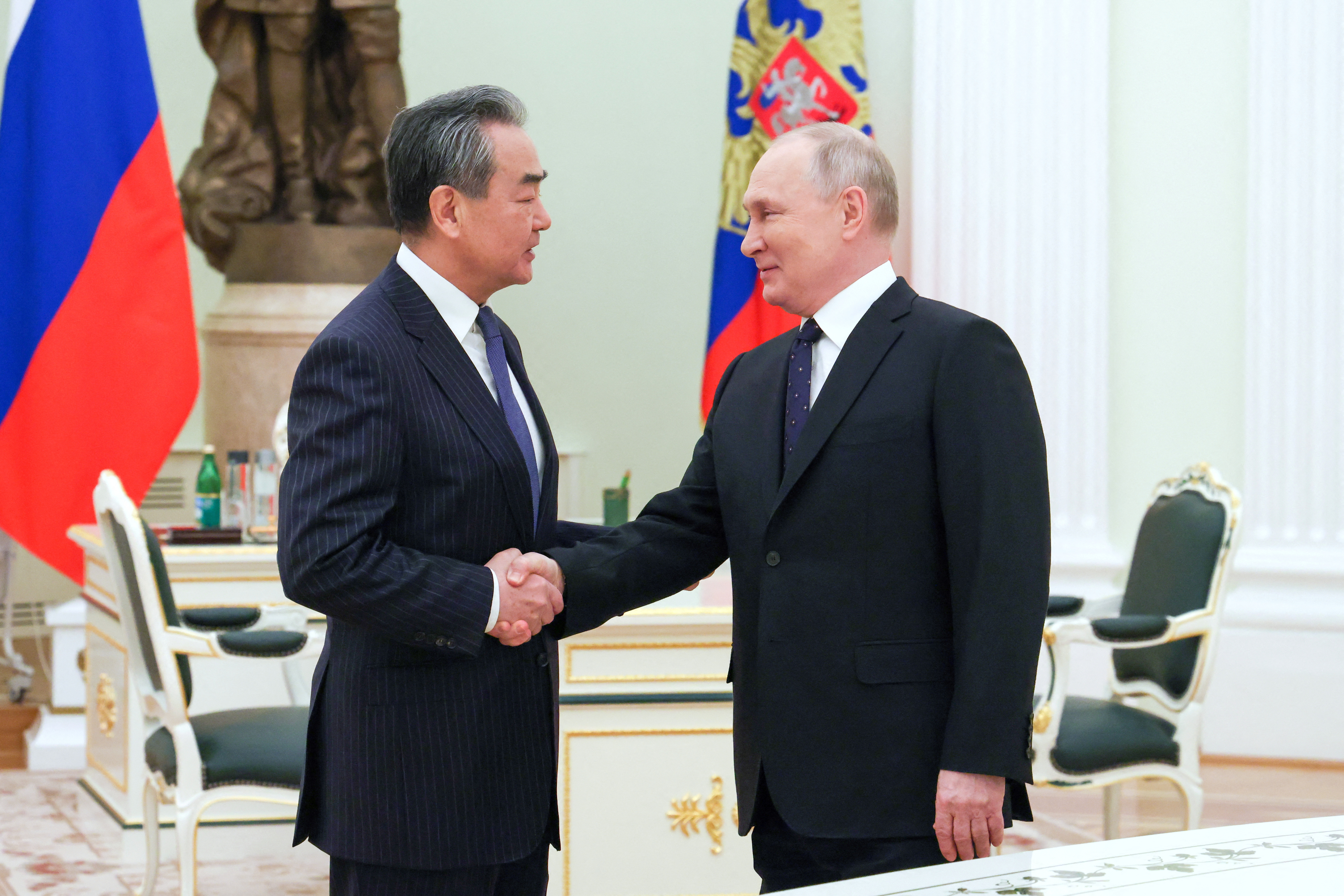 Putin recibe al jefe de la diplomacia china Wang Yi. "Todo está progresando, desarrollándose. Estamos alcanzando nuevas fronteras”, afirmó Putin. (Sputnik/Anton Novoderezhkin/REUTERS)