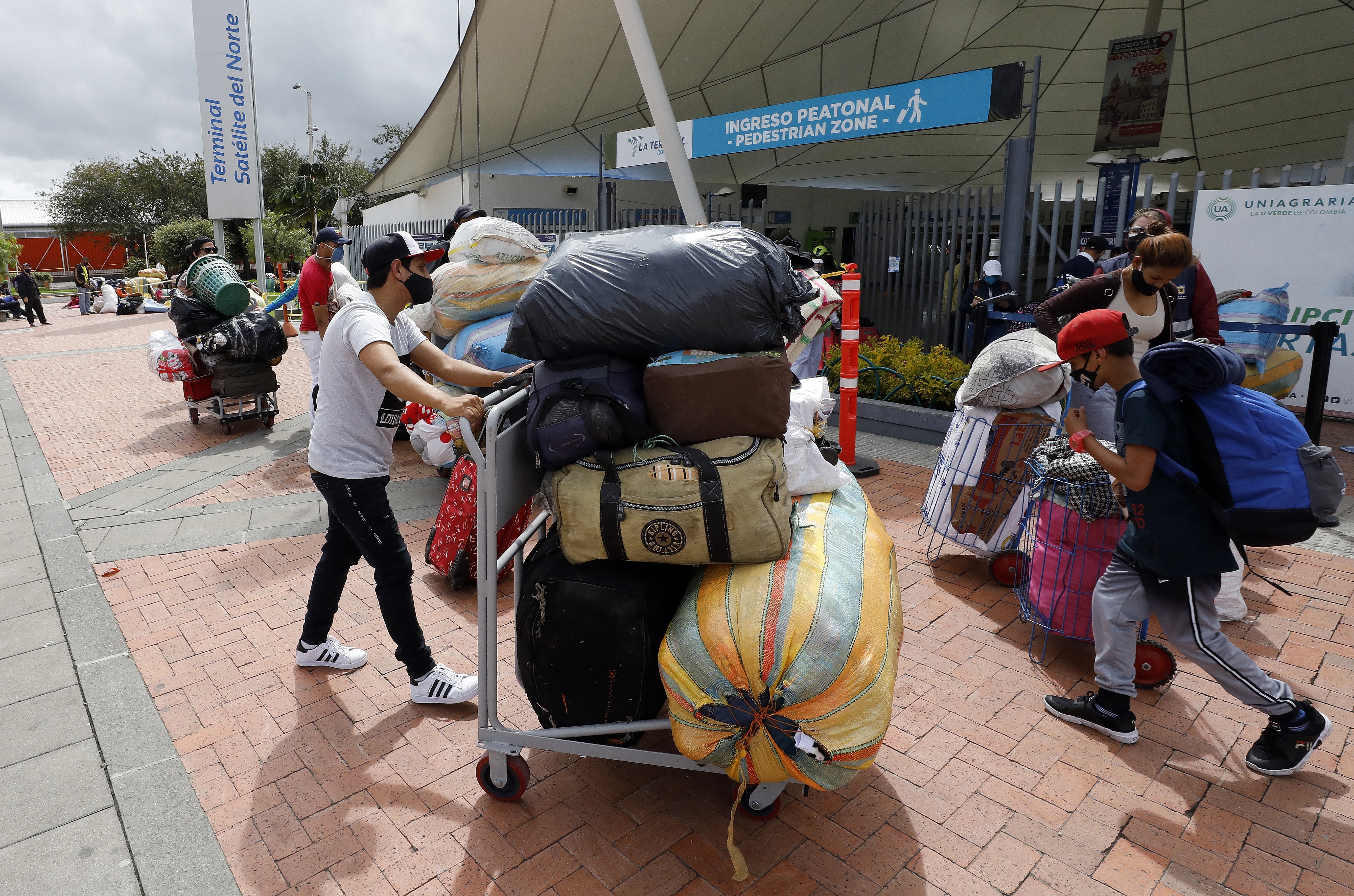 Migrantes venezolanos se preparan para tomar un bus que los llevará hasta la frontera en Cúcuta o Arauca en Bogotá; (Colombia). 

EFE/Mauricio Dueñas Castañeda/Archivo
