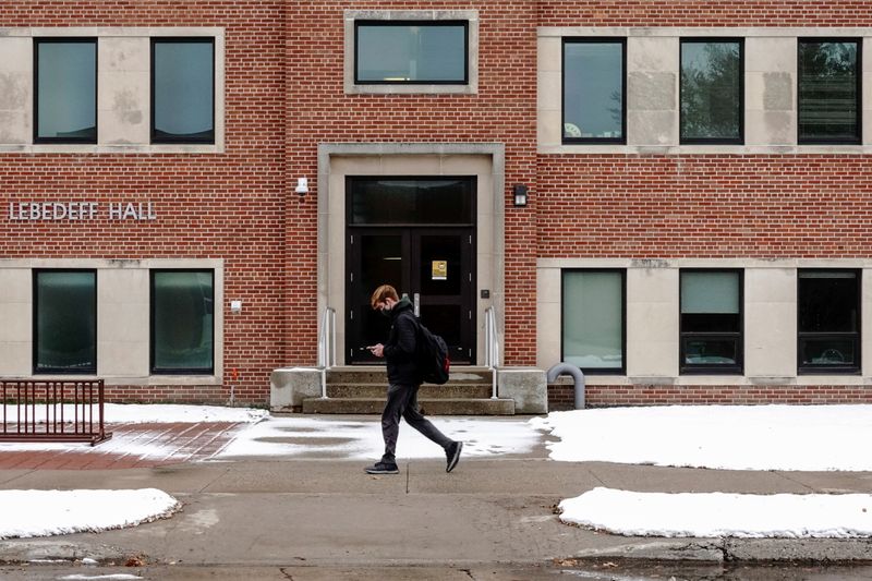 Un estudiante de la Universidad Estatal de Dakota del Norte (NDSU) portando una mascarilla pasa por delante de Evelyn Morrow Lebedeff Hall  en Fargo, Dakota del Norte, EEUU, el 25 de octubre de 2020. REUTERS/Bing Guan