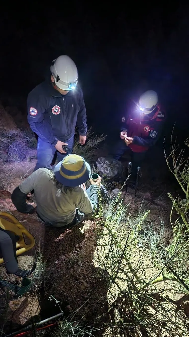 Mendoza: un hombre cay&oacute; cuando escalaba un cerro, se fractur&oacute; la pierna y tuvo que ser rescatado durante la madrugada