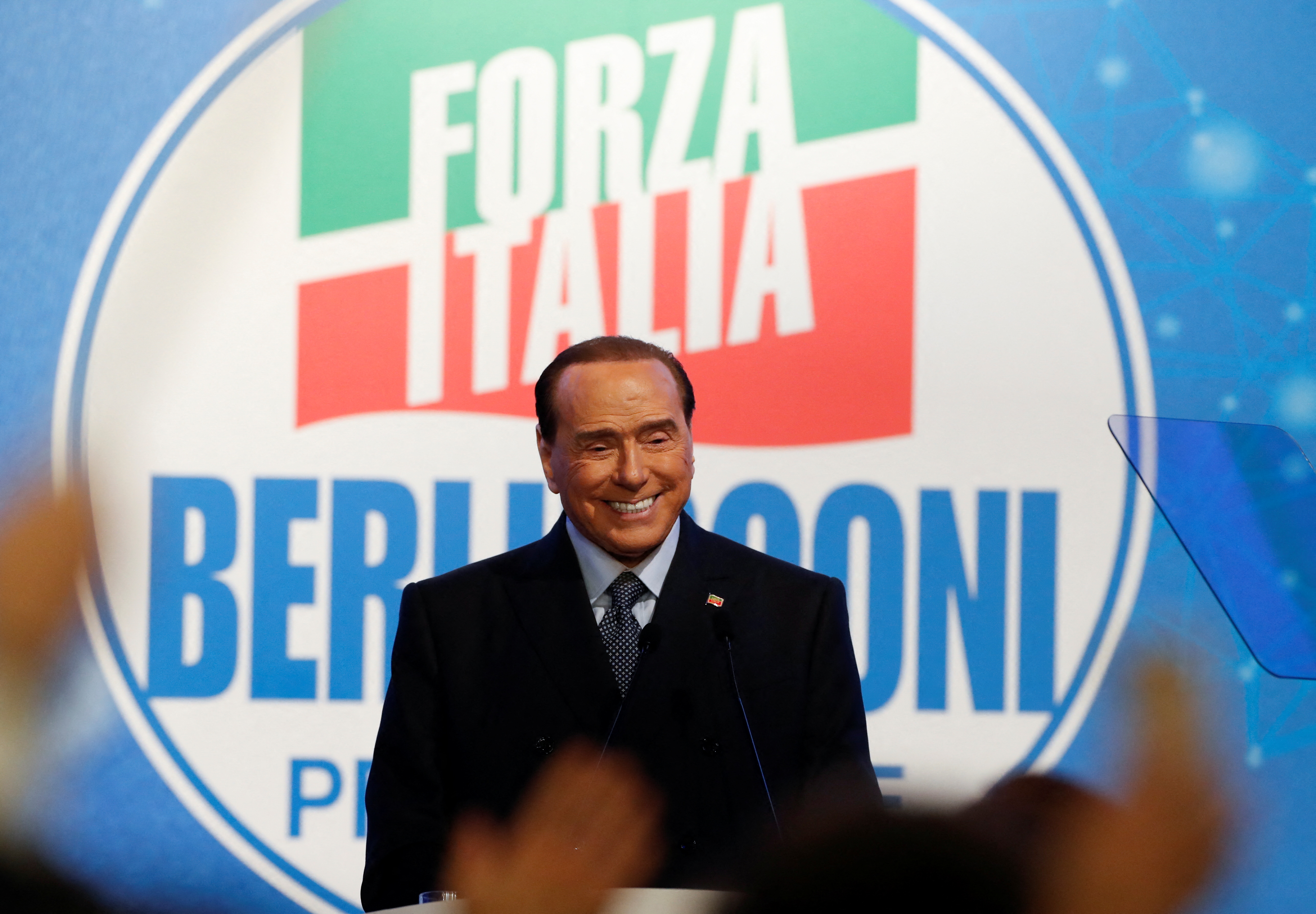 FOTO DE ARCHIVO: El ex primer ministro italiano y líder del partido Forza Italia, Silvio Berlusconi, asiste a un mitin en Roma, Italia, el 9 de abril de 2022. REUTERS/Remo Casilli