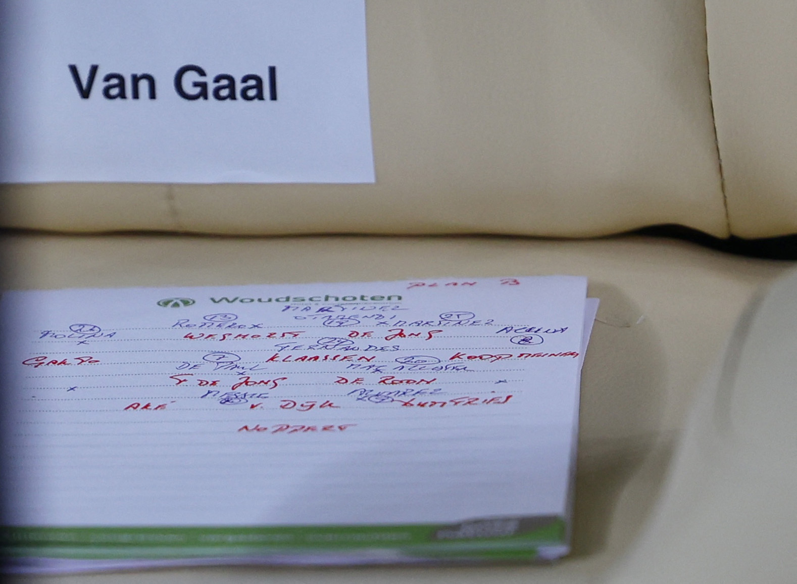 La prueba de que Van Gaal utilizó bolígrafo durante el encuentro (REUTERS/Kai Pfaffenbach)