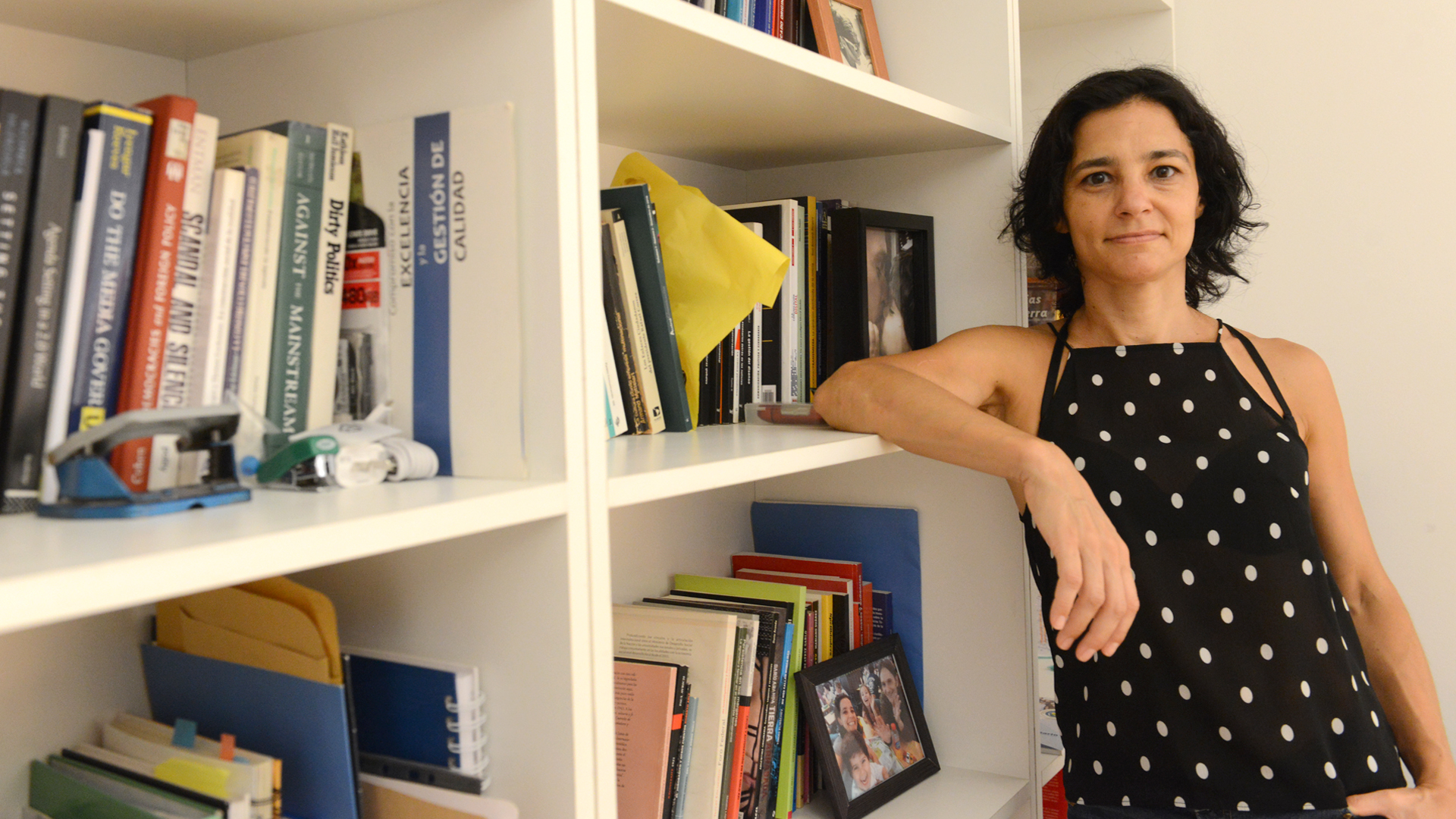 "Las redes pueden estar profundamente al servicio de operaciones políticas con relaciones de fuerza muy disímiles. Soy pesimista, aunque no del todo. Creo que depende muchísimo de la capacidad que tiene la gente de informarse políticamente y la de los colectivos sociales y políticos que tienen de burlar la polarización", afirma la doctora en Ciencias Sociales. Foto: Fernando Calzada.