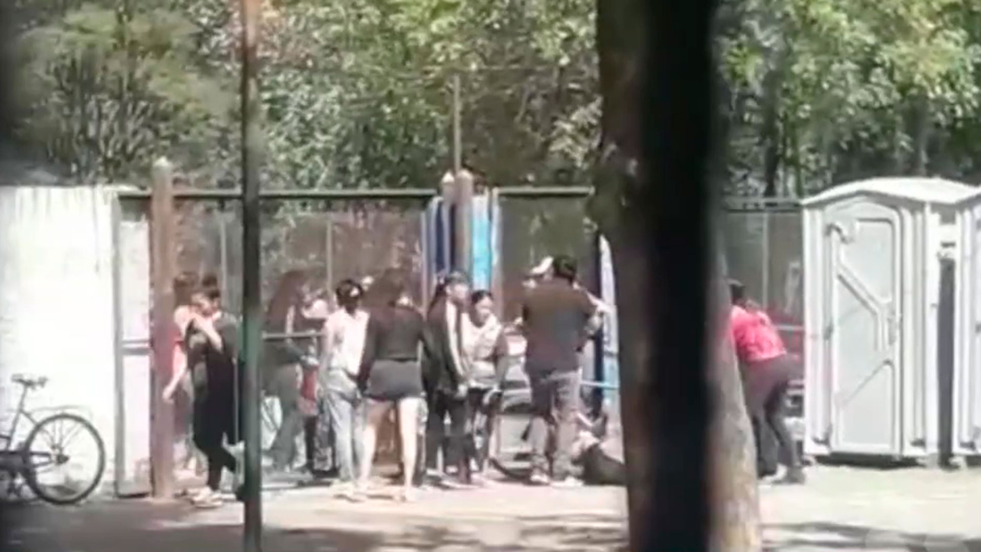Batalla campal en una escuela de Moreno: una disputa entre familiares de dos alumnas terminó con un docente herido