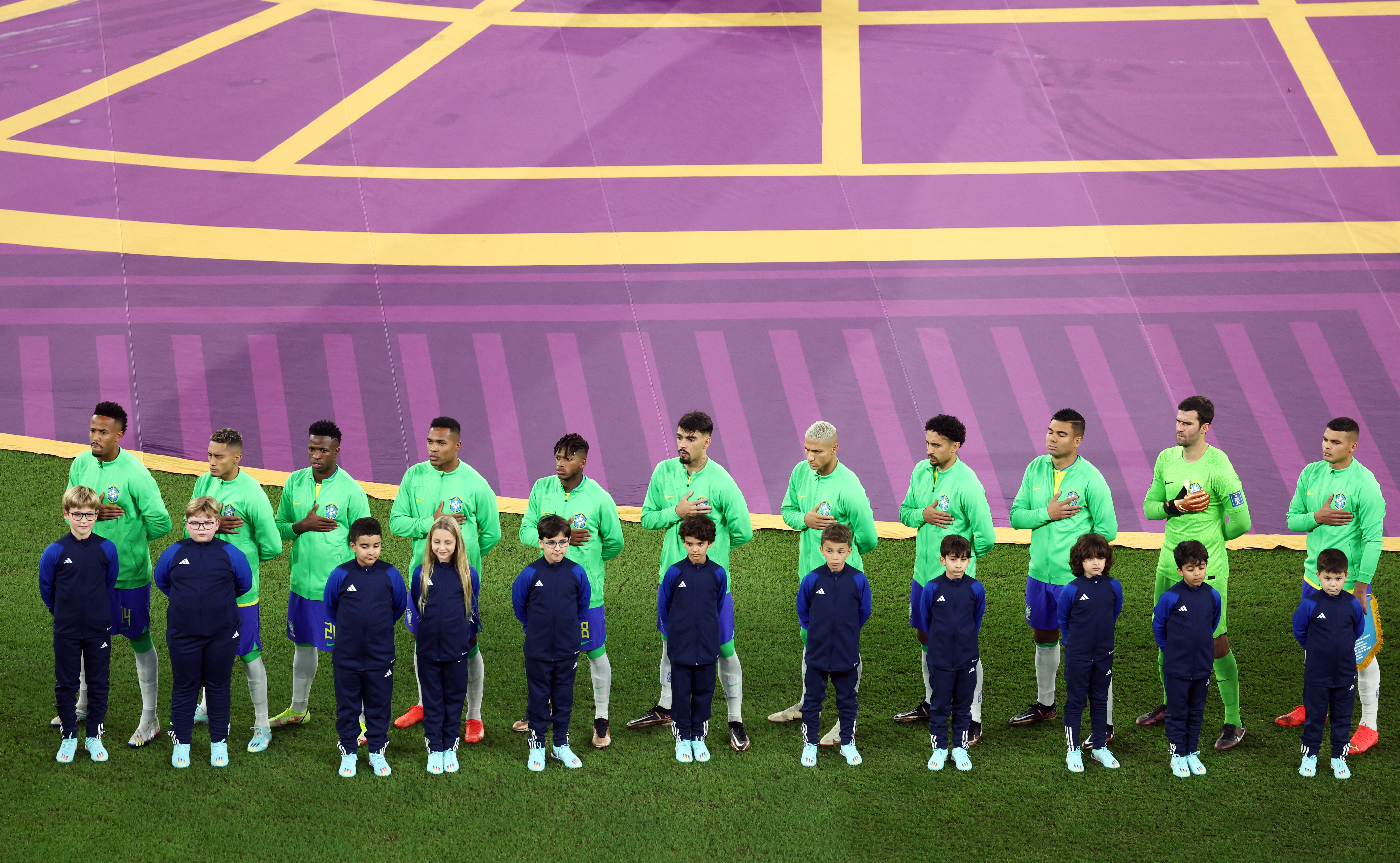 Brasil y Suiza listos para el inicio del partido por la segunda jornada del grupo G del Mundial Qatar 2022. REUTERS/Marko Djurica