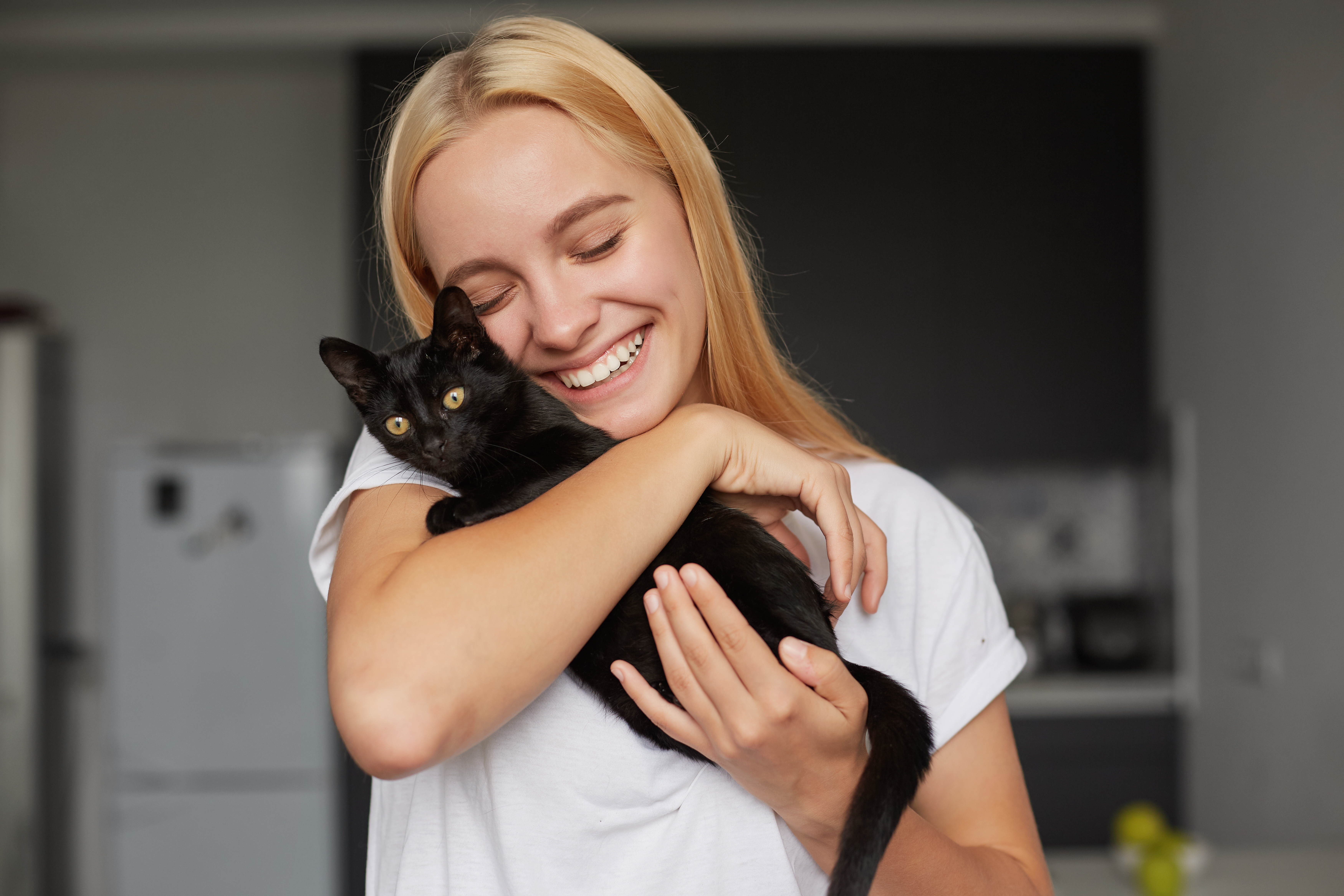 Por qué los gatos prefieren a las mujeres