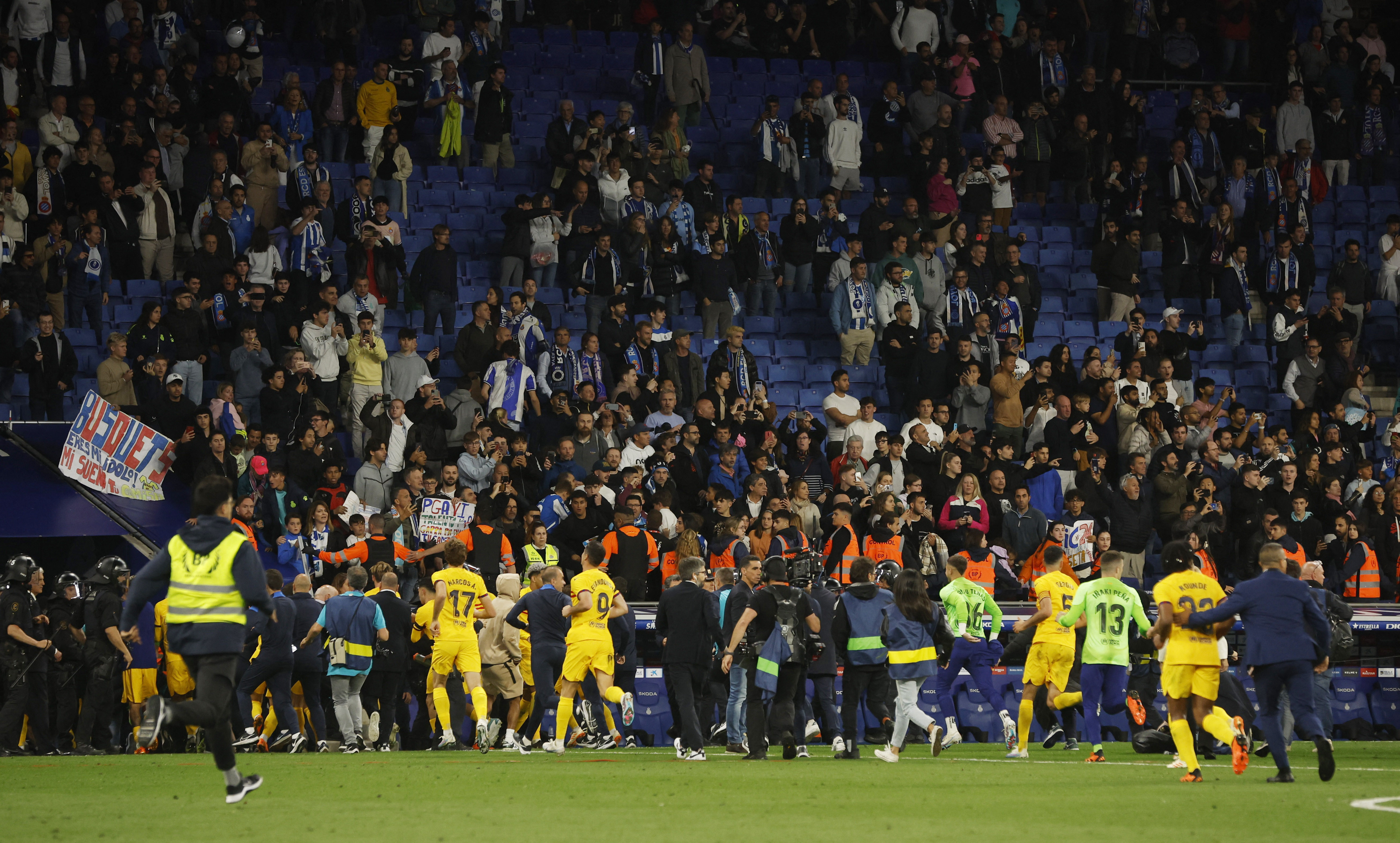 Así huyeron del campo los jugadores campeones de la Liga, que no se burlaron de sus adversarios (REUTERS/Albert Gea)