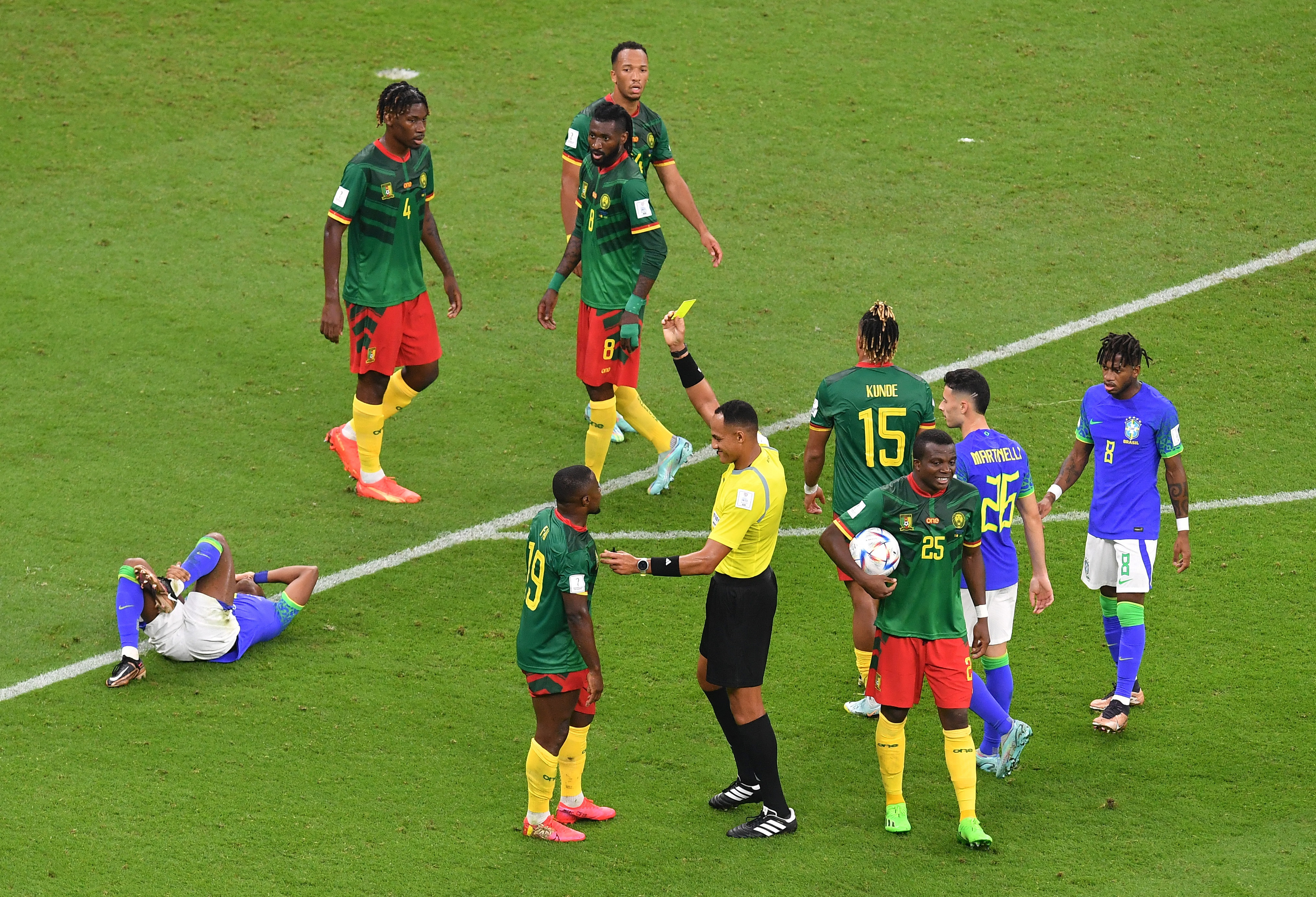 El camerunés Collins Fai recibe la tarjeta amarilla de parte del árbitro Ismail Elfath (REUTERS/Jennifer Lorenzini)