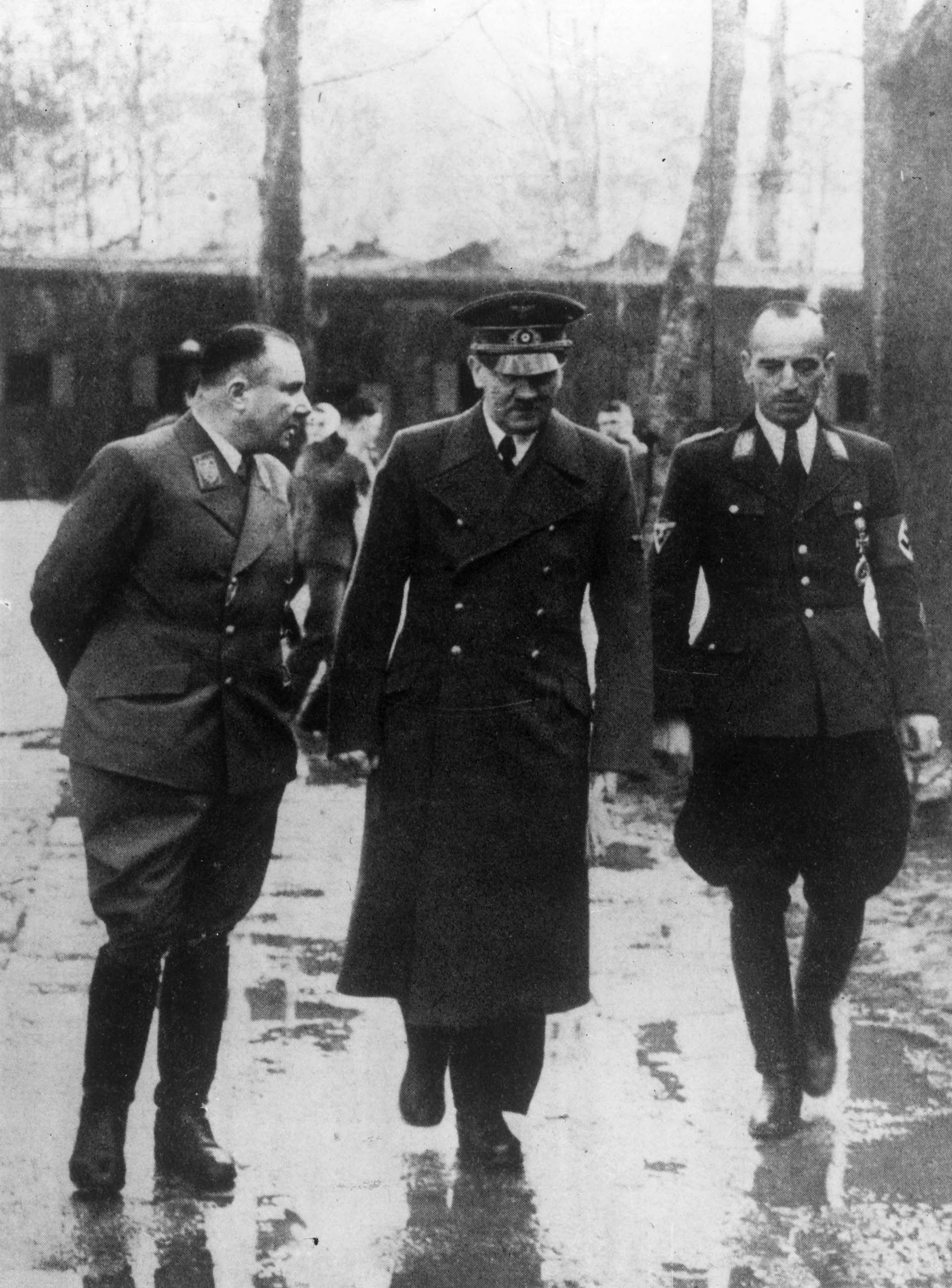 Martin Bormann (a la izquierda) junto a Adolf Hitler. Tenía gran influencia sobre el Führer, administraba sus ingresos era se había convertido en el hombre más temido y más odiado por los jerarcas del régimen nazi (Keystone/Getty Images)