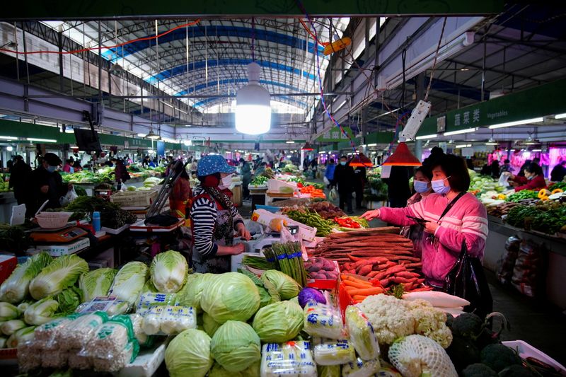 Foto de archivo ilustrativa de un mercado de alimentos en Wuhan, en la provincia china de Hubei. El régimen chino quiso circunscribir el relato del origen del coronavirus en aquella feria alimenticia (Reuters)