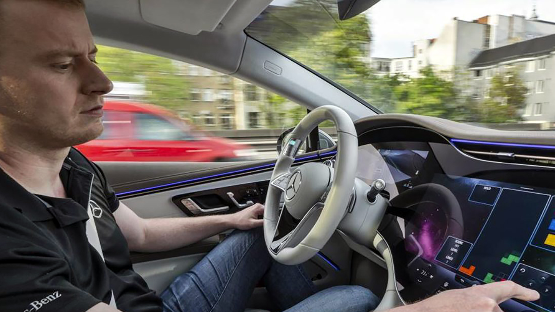 Con el Nivel 3 de conducción autónoma, el conductor físico puede delegar el manejo en el auto y dedicarse a otras ocupaciones o entretenimientos