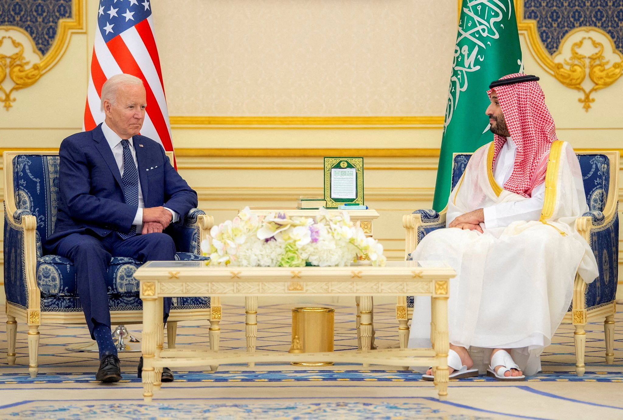 el presidente estadounidense Joe Biden se reúnen en el Palacio Al Salman a su llegada a Jeddah, Arabia Saudí, el 15 de julio de 2022. 