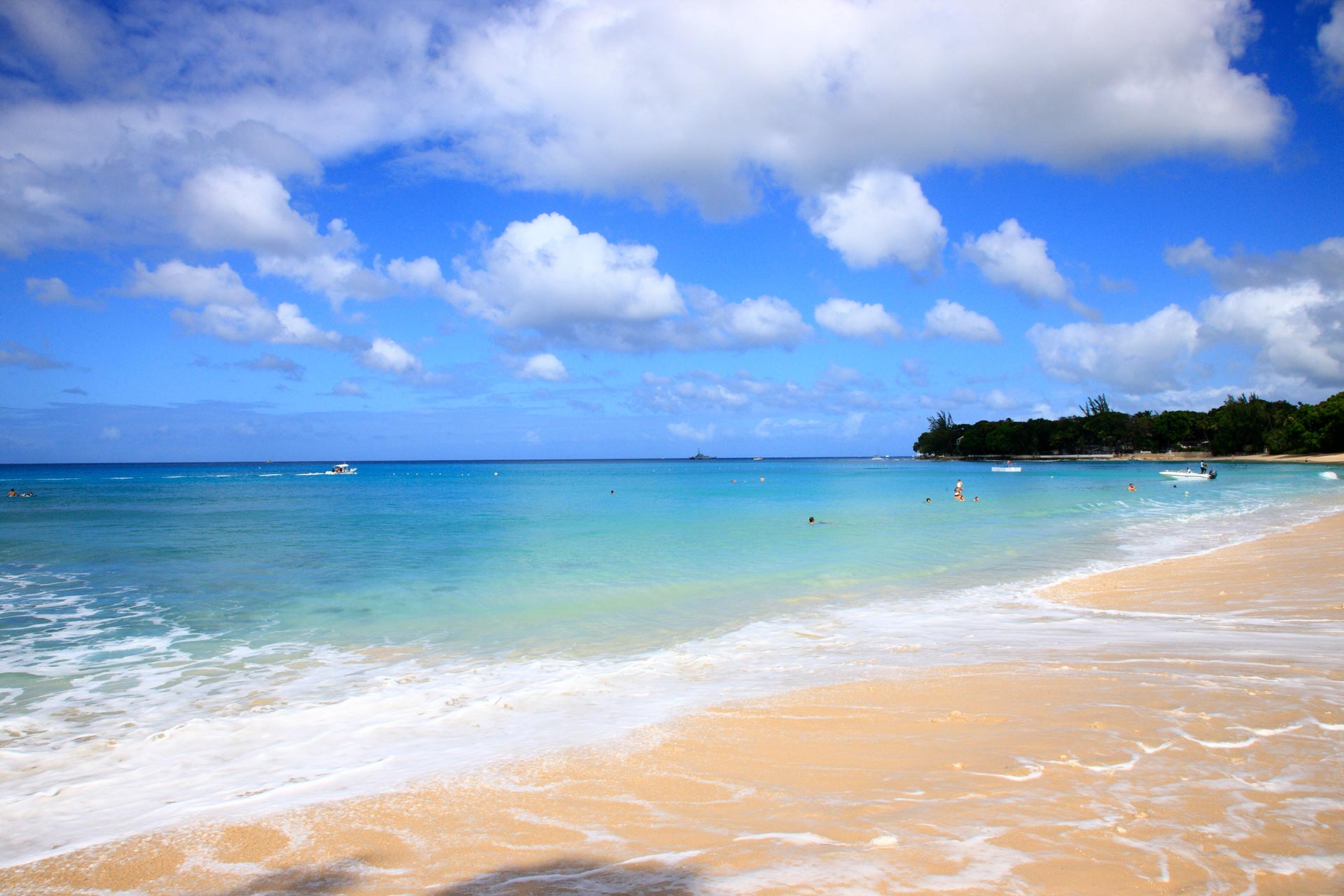 Ubicada en el área de Carlisle Bay, Brown Beach ofrece algunas de las arenas y aguas más impresionantes del Caribe